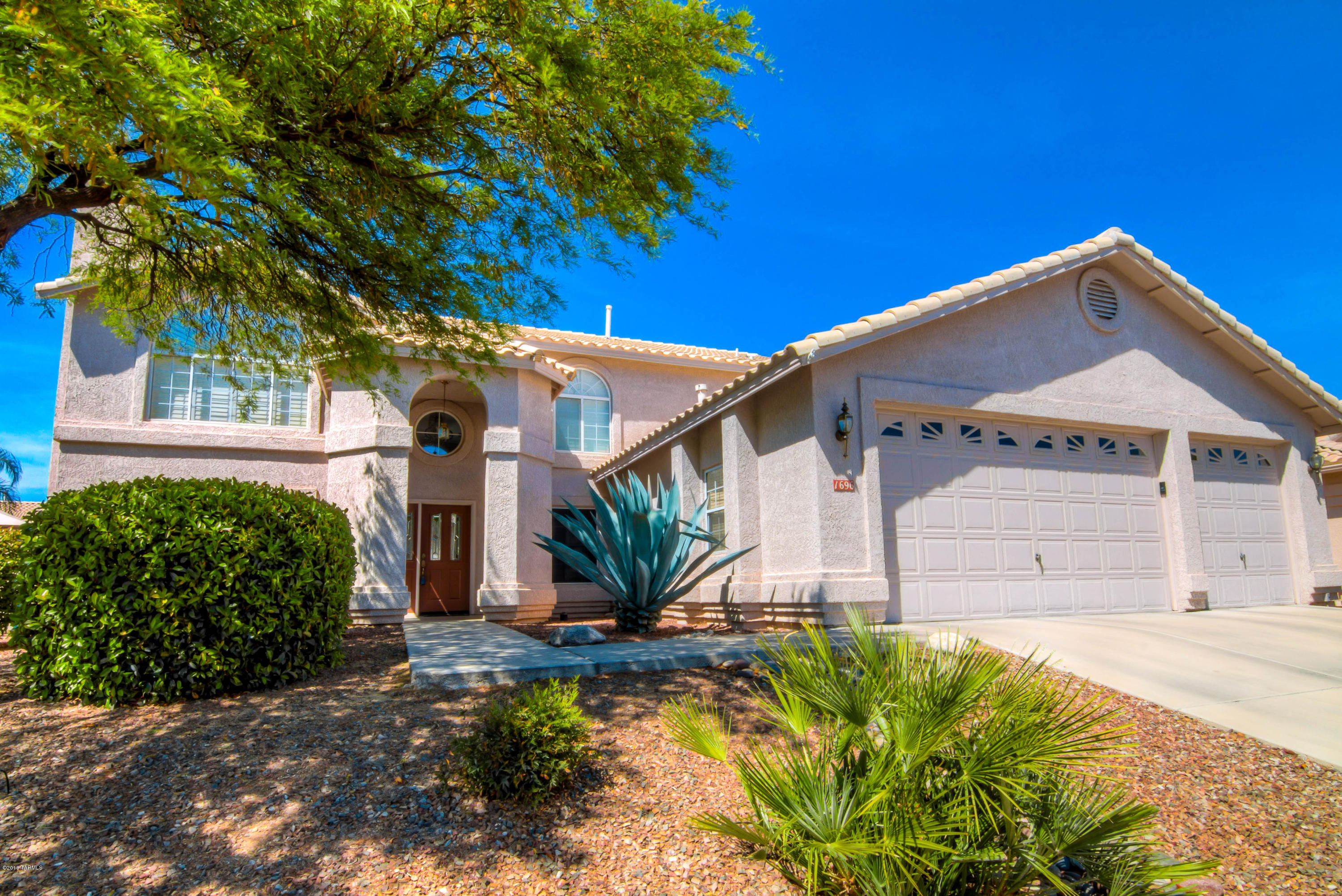 Looking for the perfect home?  Look no farther- your dreams have come true!

Outstanding Oro Valley Home!  The incredible kitchen has lots of cabinets and counter space, an island, breakfast bar, and a kitchen nook! The living room and family room are very spacious and have lots of windows for natural lighting. There is a bedroom and full bathroom downstairs.  Upstairs there is a large loft and outside balcony! The Huge Master Suite includes lots of room in the bedroom and bathroom,  walk-in closet, dual sinks, soaking tub and separate shower! Intercom system throughout the house.
The backyard oasis has a huge covered patio pefect for entertaining, a side yard for the BBQ, a large grassy area, and to top it off a breathtaking pool and spa!
Come see it today!