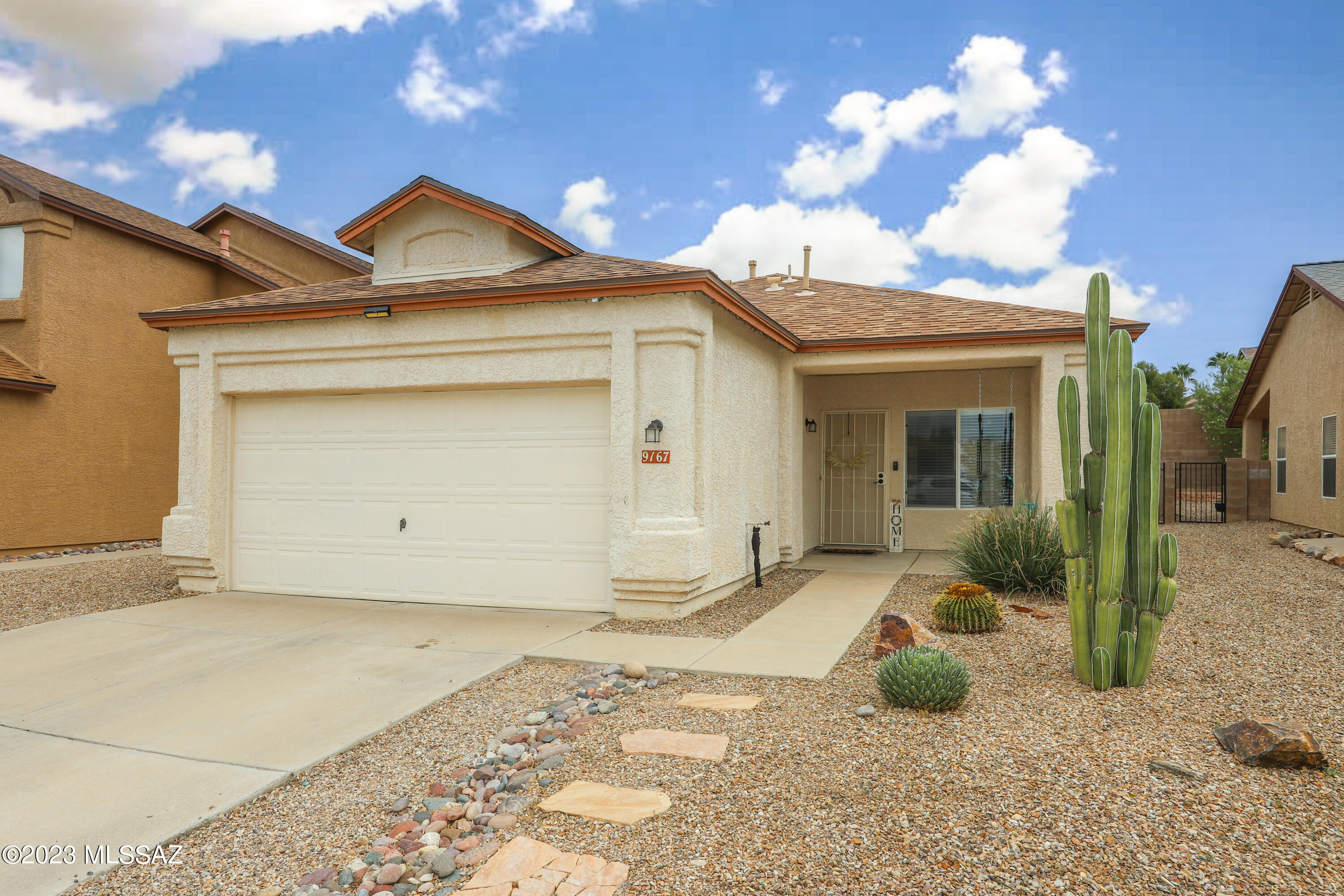 Are you looking to be in Vail School disctrict? Cozy 3 bedroom 2 bath home that is ready to be called your HOME!!  No carpet in this house, tile and wood laminate in the rooms! Good location to shopping, dining and minutes to I10! Don't wait to see this one! Schedule your viewing soon!! Seller is related to agent.