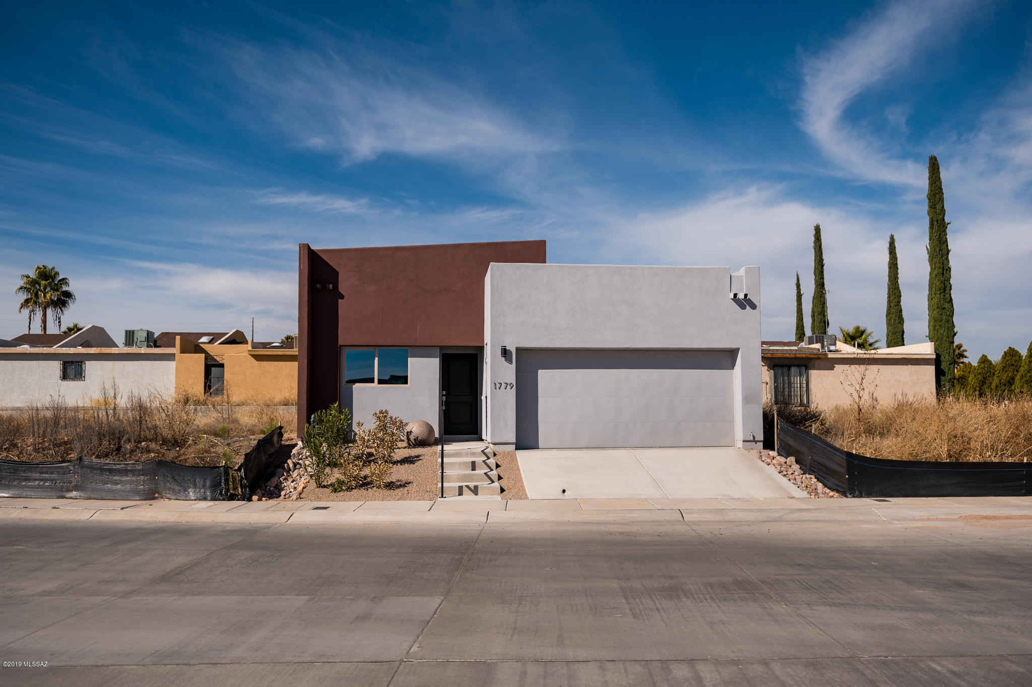 Greatly located new town houses in Nogales, AZ. Walking distance to restaurants, clinic, grocery stores, and gas station.