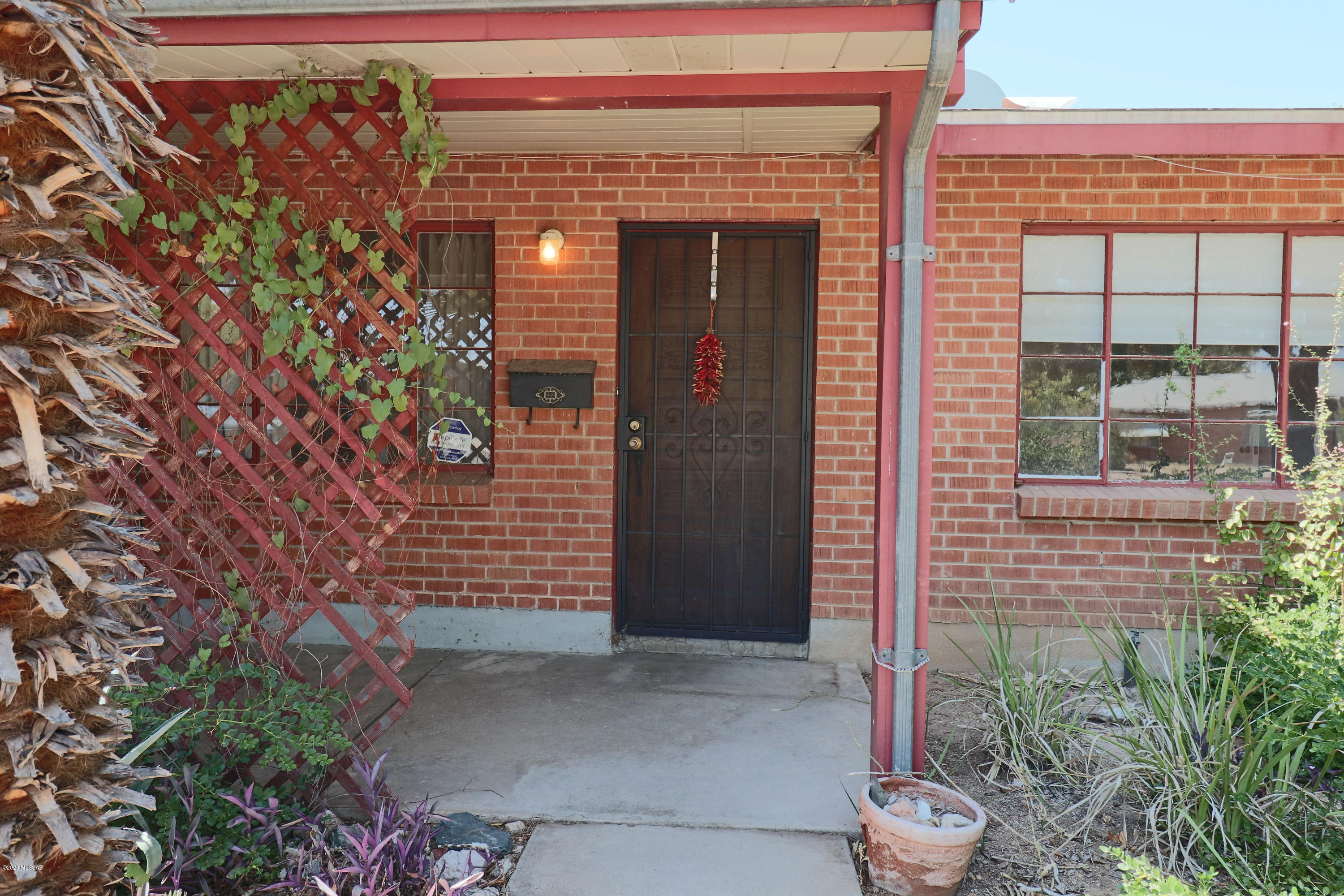 Looking for a unique place to call your own within walking distance to shopping, restaurants a neighborhood park?  Hidden away in Pinecrest Addition, this might be just what you're looking for!  Channel your inner Julia Child while you whip up gourmet dinners in the updated kitchen and spend time relaxing on the big covered patio enjoying your own little slice of Tucson.  On this large corner lot, you will find some room to breathe with plenty of space to keep your toys - BIG and small.  In addition, there is an electrically wired Tuffshed that would be a great space to work on your hobbies or just fill it to the brim with stuff! 
Please note there are 2-3/4 bath.