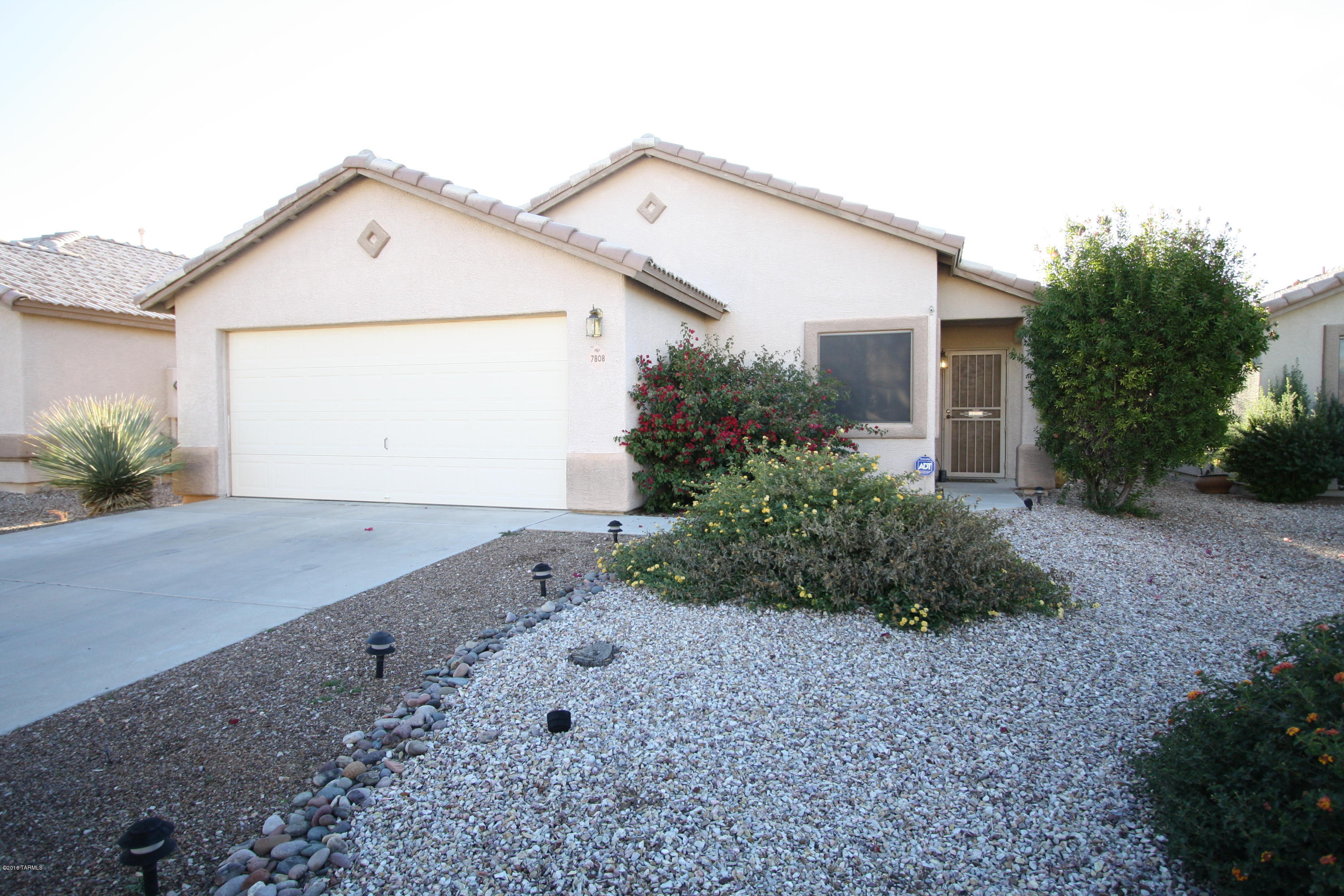 Beautiful 3bdr/2ba w/Den in NW Tucson!
Minutes to Foothills Mall, Hospital, I-10, walking/biking trails and more!
Backyard offers sparkling fenced pool, covered patio and mountain views!