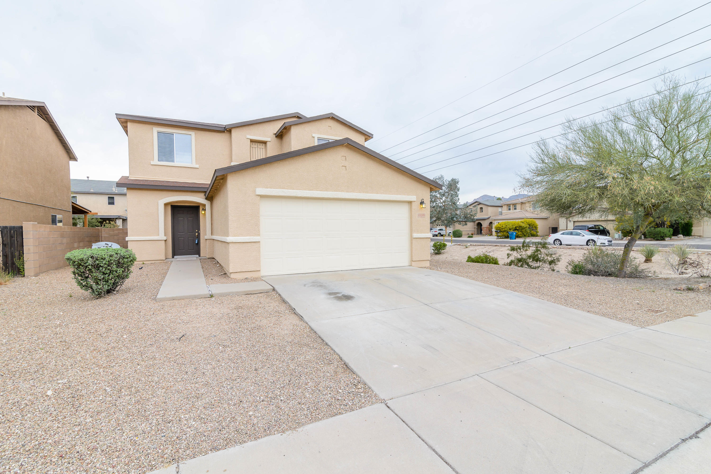 Just move in and unpack! Take a virtual tour of this home:   

https://my.matterport.com/show/?m=oM5JrHfCki4&mls=1

Great central location with easy access to down down, U of A and I-10.
Spacious 4 bed 2 1/2 bath open floor plan. A great home for that expanding family. All new paint. The kitchen has a breakfast bar that over looks the family room. All the bedrooms are upstairs, plus a loft. Nice corner lot with large back yard.