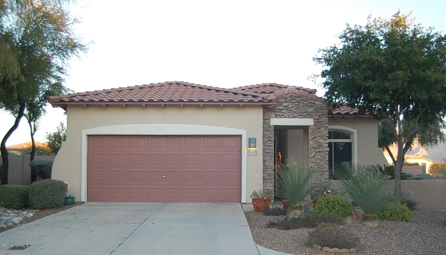 Gorgeous formal Pulte Venezia model home in Ranch Vistoso. Spacious open floor plan with 3 bedrooms and 2 baths & den, split floor plan, 16'' tile floors in living areas, brand new stainless steel appliances in the eat in kitchen. Enjoy panoramic views of the Catalina's from your refreshing pool oasis. This is a very private lot with no homes behind, just a natural buffer zone.
Act fast, this one won't last!!