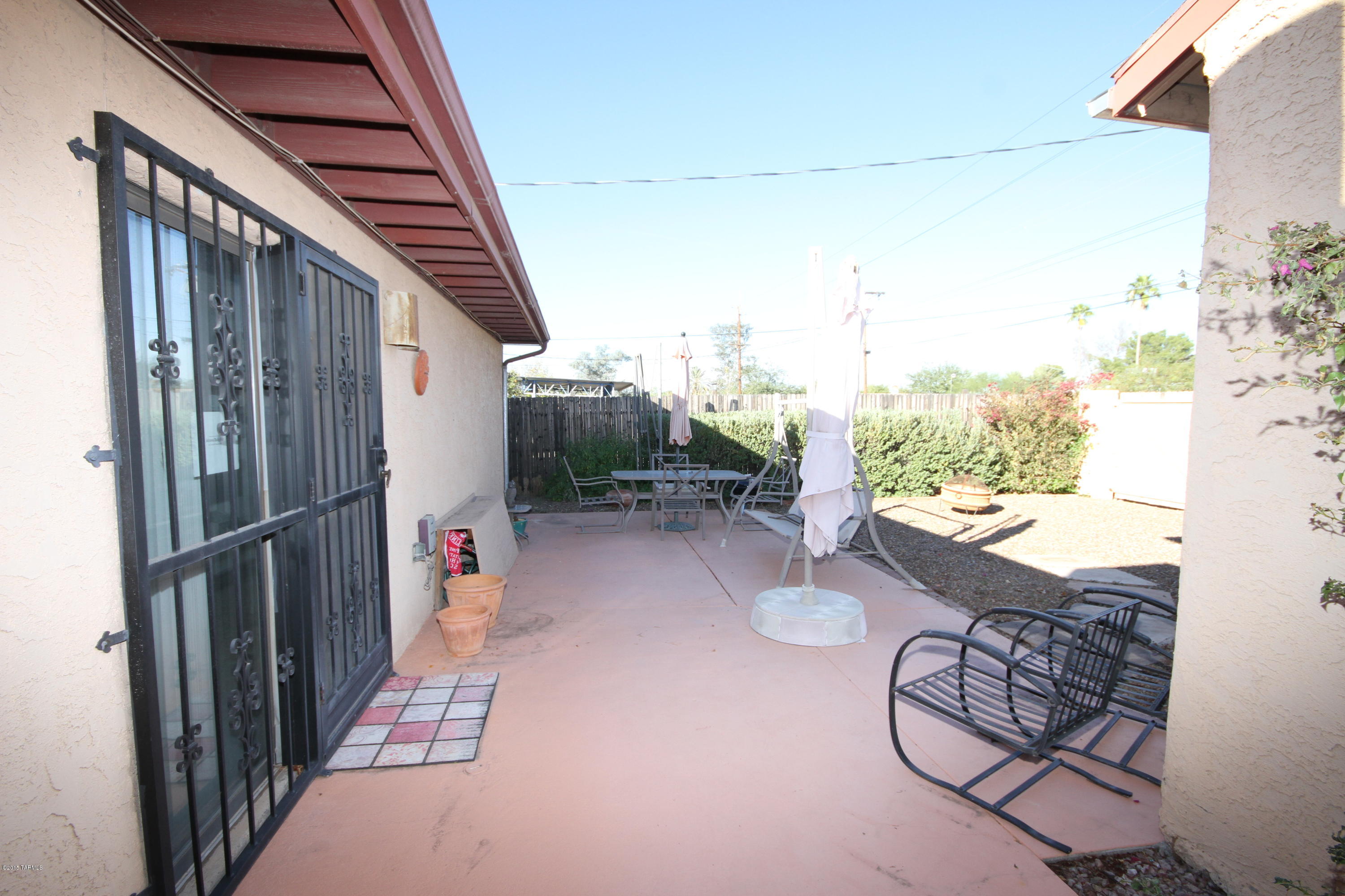 Country Club Manor - Residential