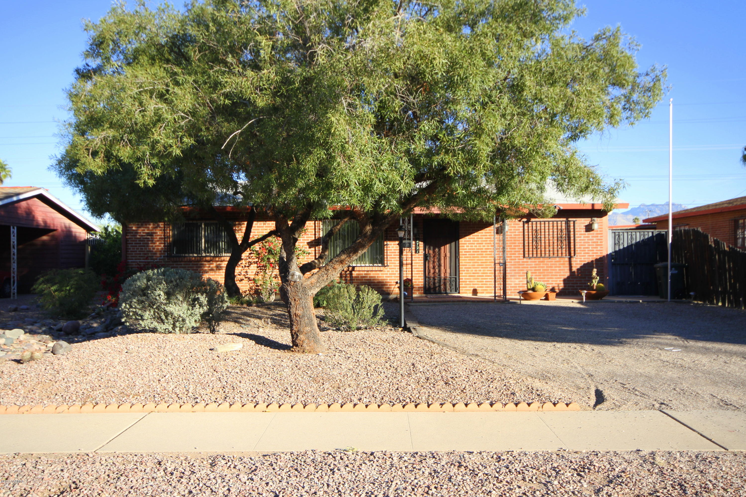 Country Club Manor - Residential