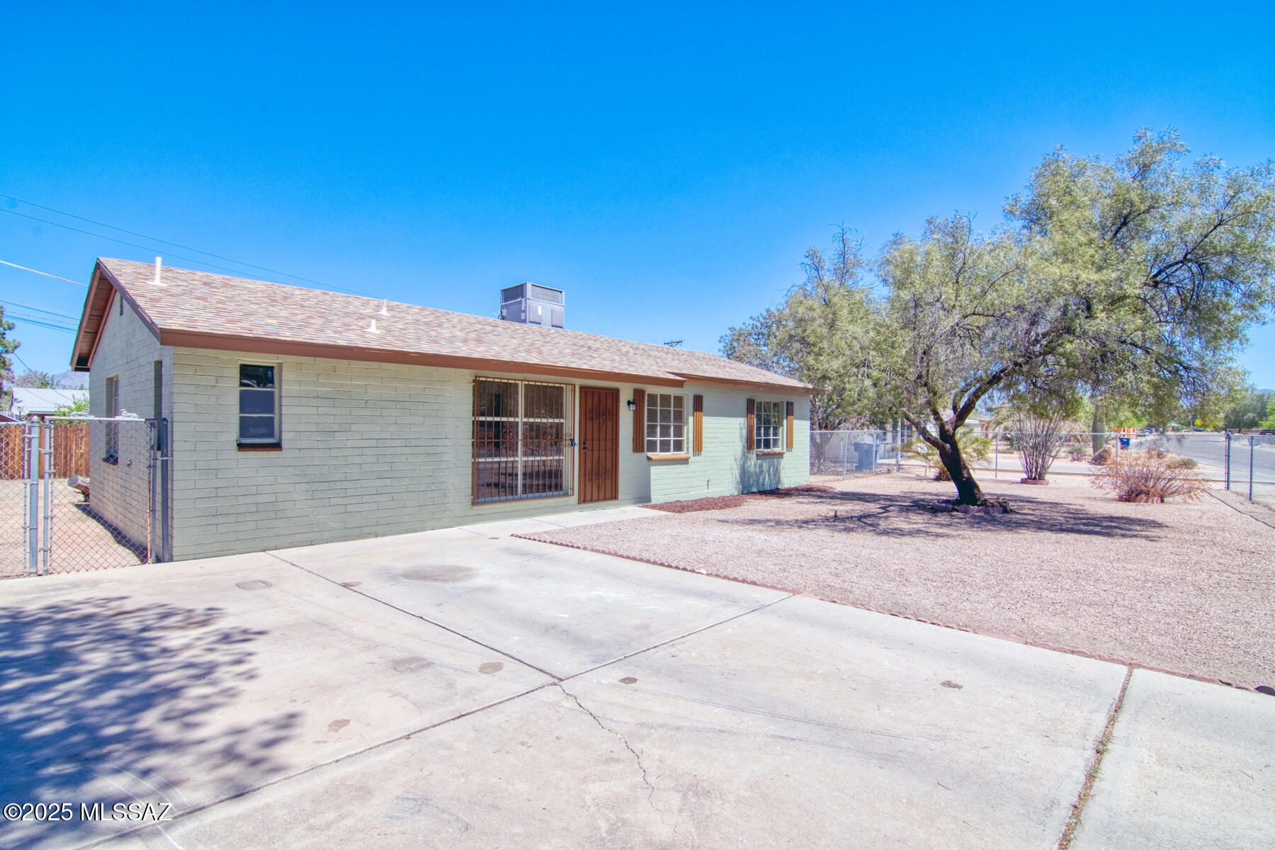 Range priced $265,000-$275,000! Clean and fresh and move in ready. This home has been tastefully updated and boasts a great floor plan. North/south exposure, fully fenced yard, newer appliances, a new roof and great curb appeal. The bathrooms have been remodeled and are beautifully appointed. Convenient central location with ample shopping and restaurants.
