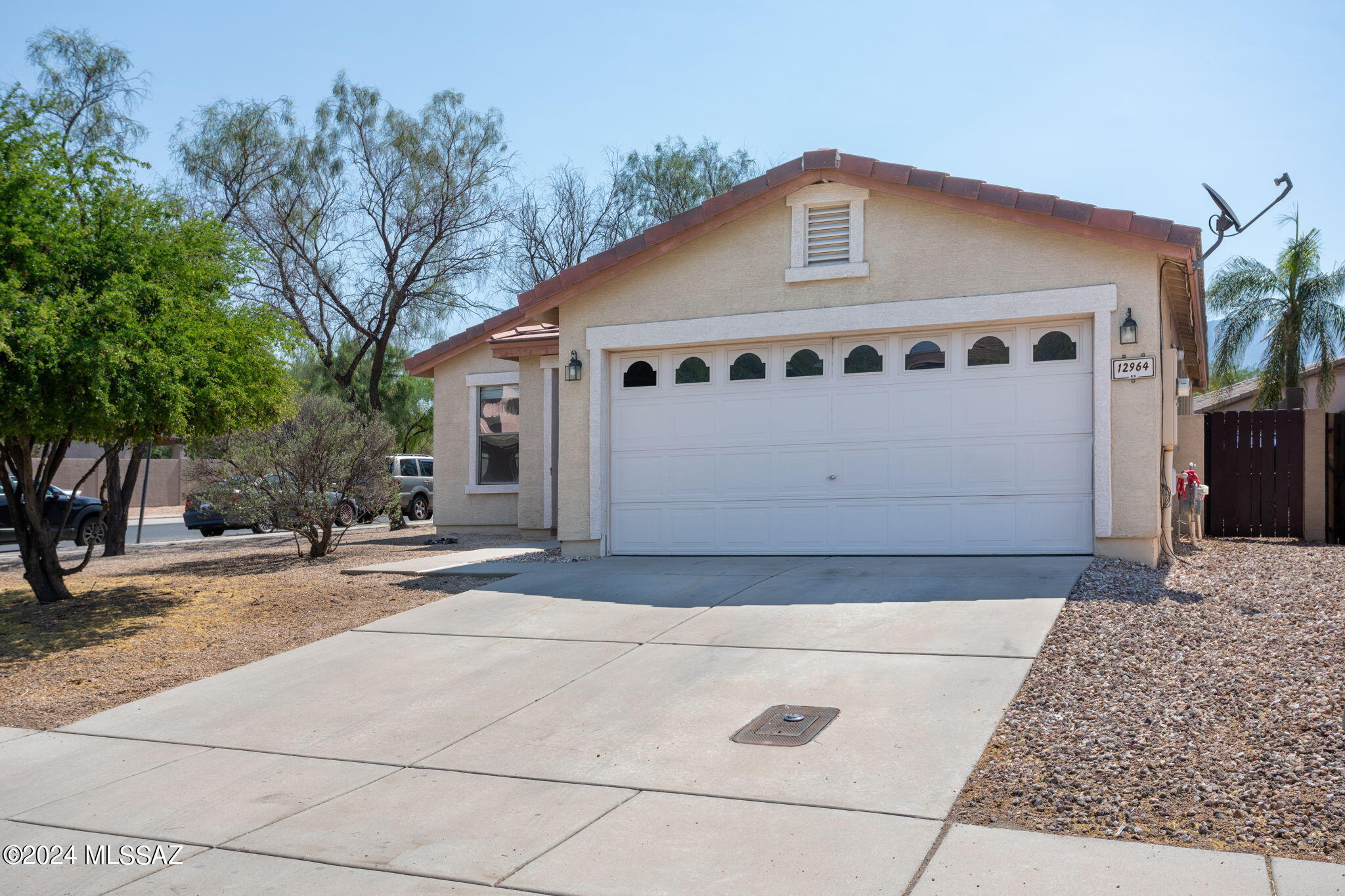 Discover an exceptional opportunity to own in Rancho Vistoso, nestled on a desirable corner lot. This charming home has beautiful waterproof, scratch resistant laminate floors throughout with a newly updated kitchen boasting stunning quartz countertops, and brand new stainless steel appliances including a gas range.  This desirable community is close to parks, hiking trails, and walking and biking paths. Don't miss out on the chance to call this your home! 
OWNER AGENT