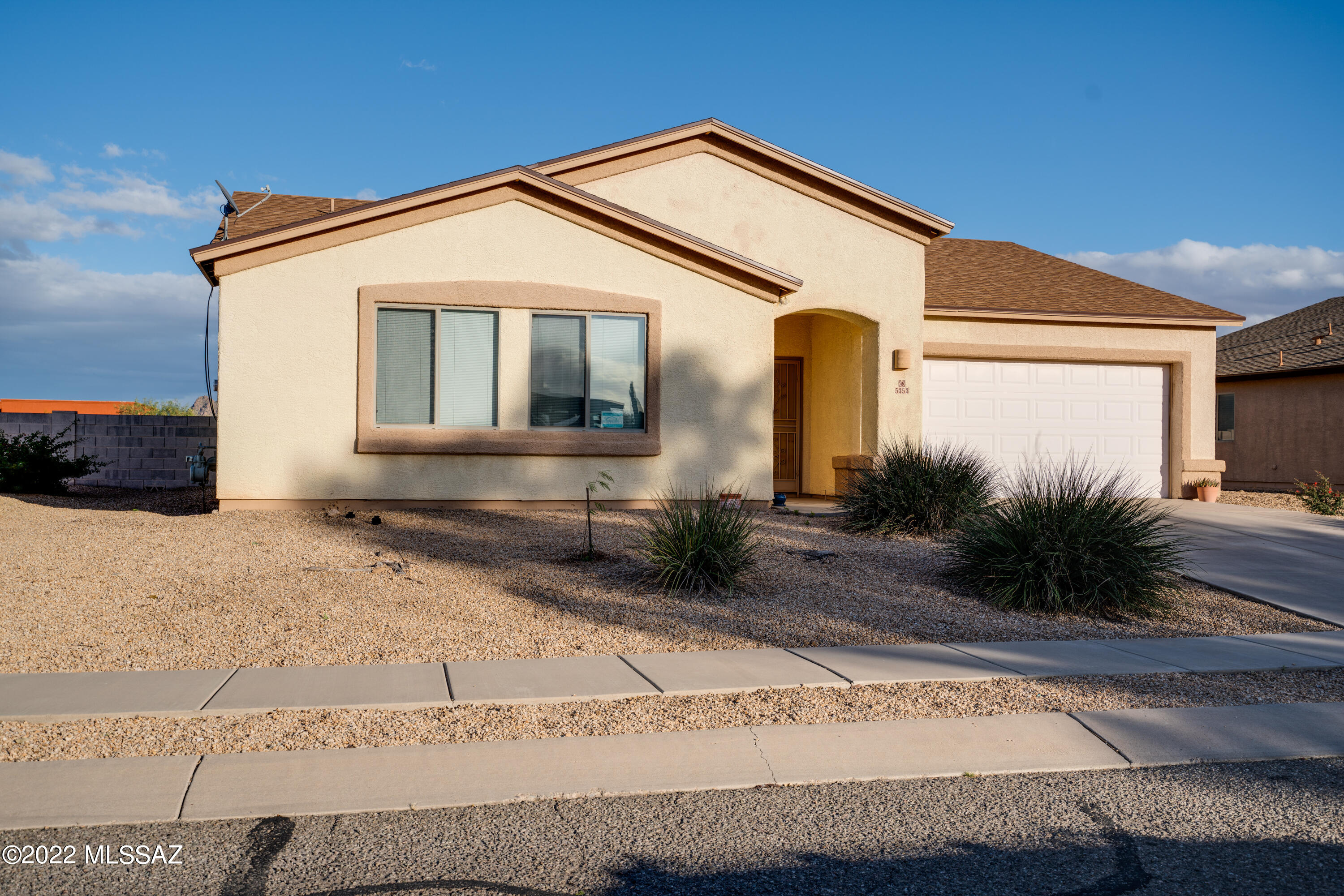 SELLER IS OFFERING $5000 FOR BUYERS CLOSING COST OR INTEREST RATE BUY DOWN!!!  
Ready to move in 3 bedroom 2 bathrooms, split floorpan with upgraded kitchen with brand new stove, dishwasher, granite counters and sink/faucet.
Mountains views, the backyard is ready for your final touch, spacious enough for a pool and outdoor kitchen.
The master bedroom is big and it has a walk-in closet.
Well maintained, come see it!!!