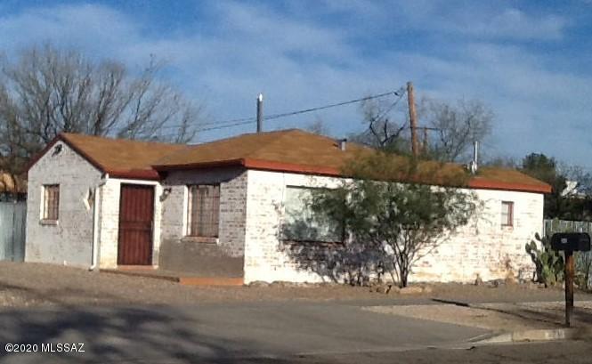 Investment Opportunity! Walking distance to the UofA and downtown Tucson! Historic Pie Allen Neighborhood. Newer Heat Pump, circa 2004, and updated electrical meter with 200 amp service. Ceiling fans, window blinds, carpet, bamboo, and tile flooring. Six foot tin fence around natural landscaped back yard.