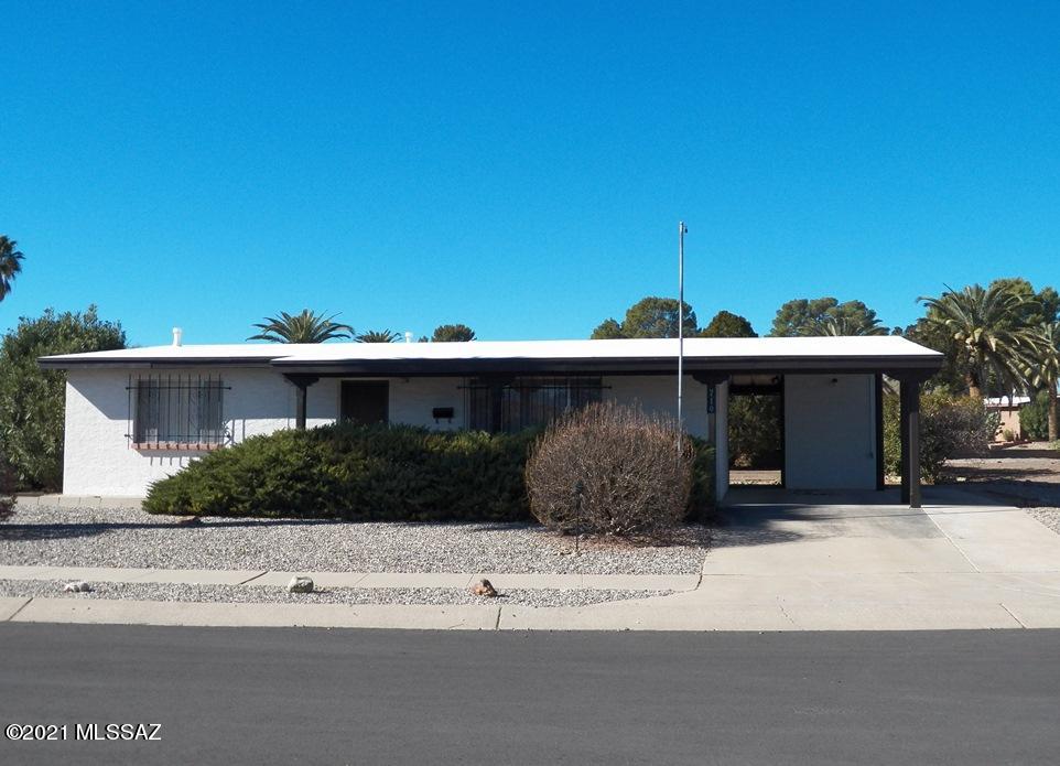 Clean, furnished single family home near the De Anza Trail and Desert Meadows 1 Community Park. Large dining/living room has a vaulted ceiling and easy access to the rear patio through a glass sliding door. A corner of the master bath is plumbed and wired for a stacked washer/dryer. Wide, county maintained streets keep the HOA annual dues to $42. Wonderful location in a quiet, established neighborhood of mature trees, arroyos and wildlife.