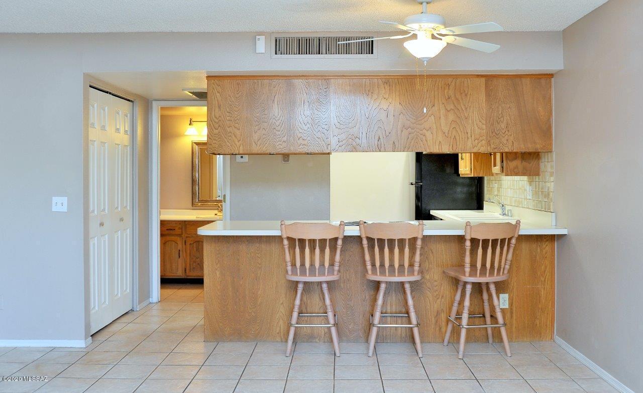 Twelve Hundred River Rd Condos - Residential