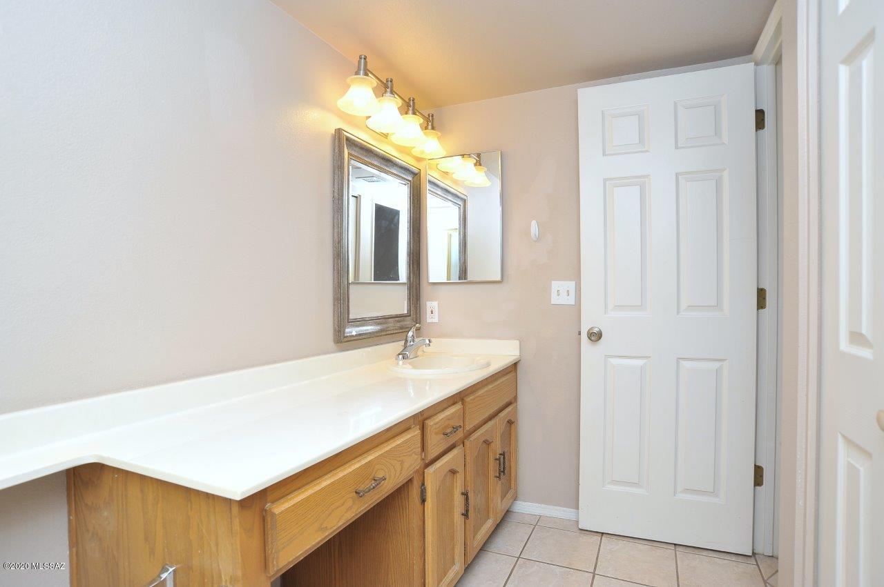 Twelve Hundred River Rd Condos - Residential