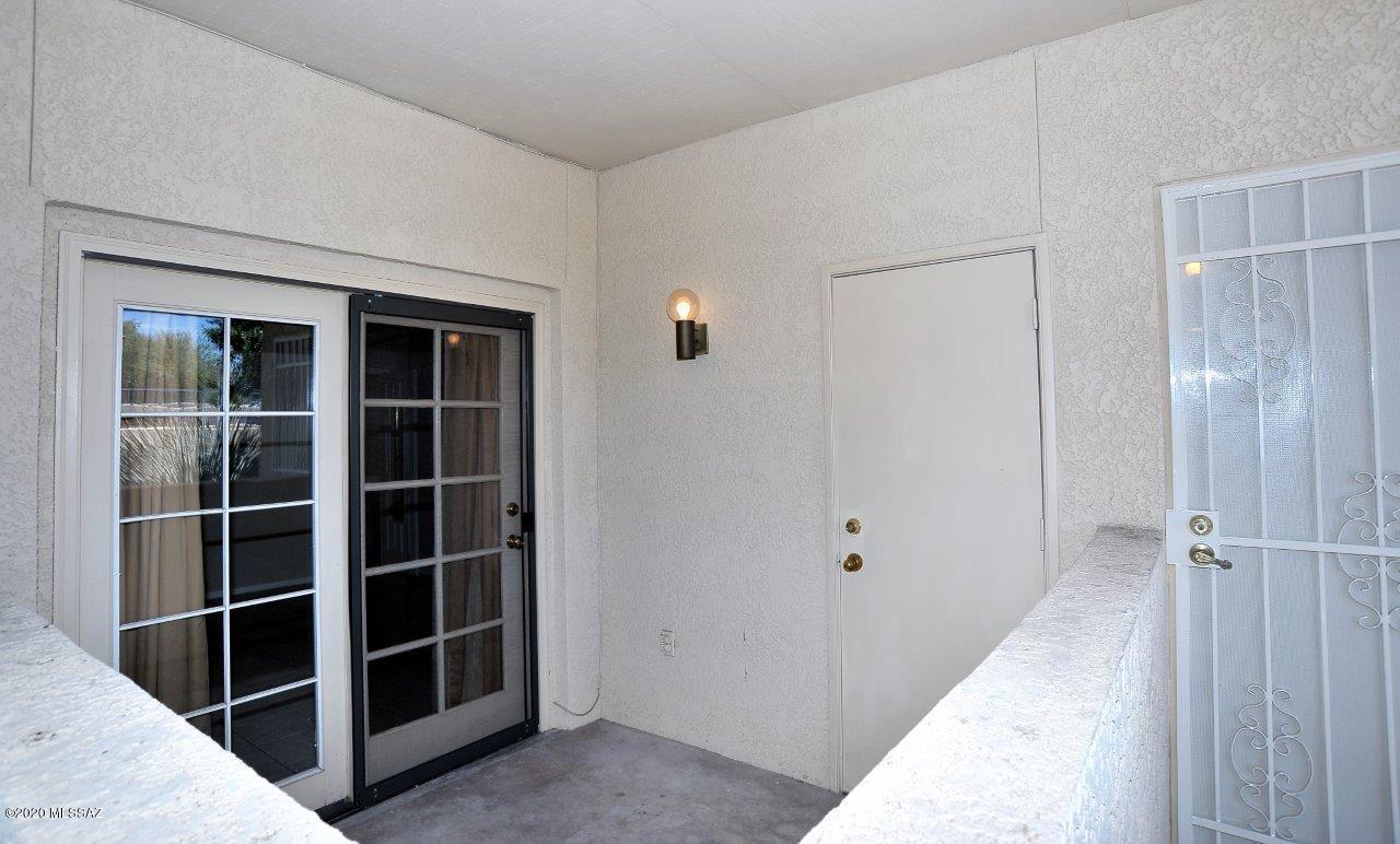 Twelve Hundred River Rd Condos - Residential