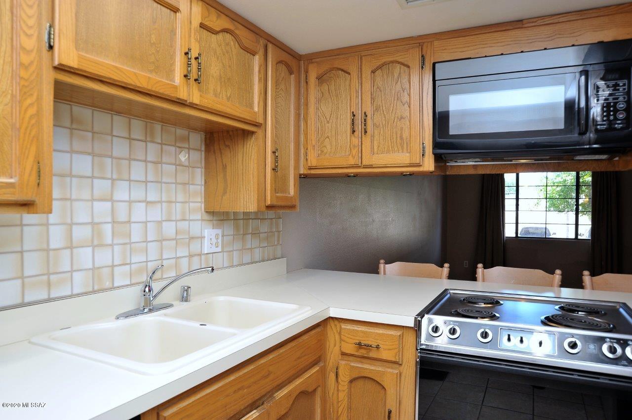 Twelve Hundred River Rd Condos - Residential
