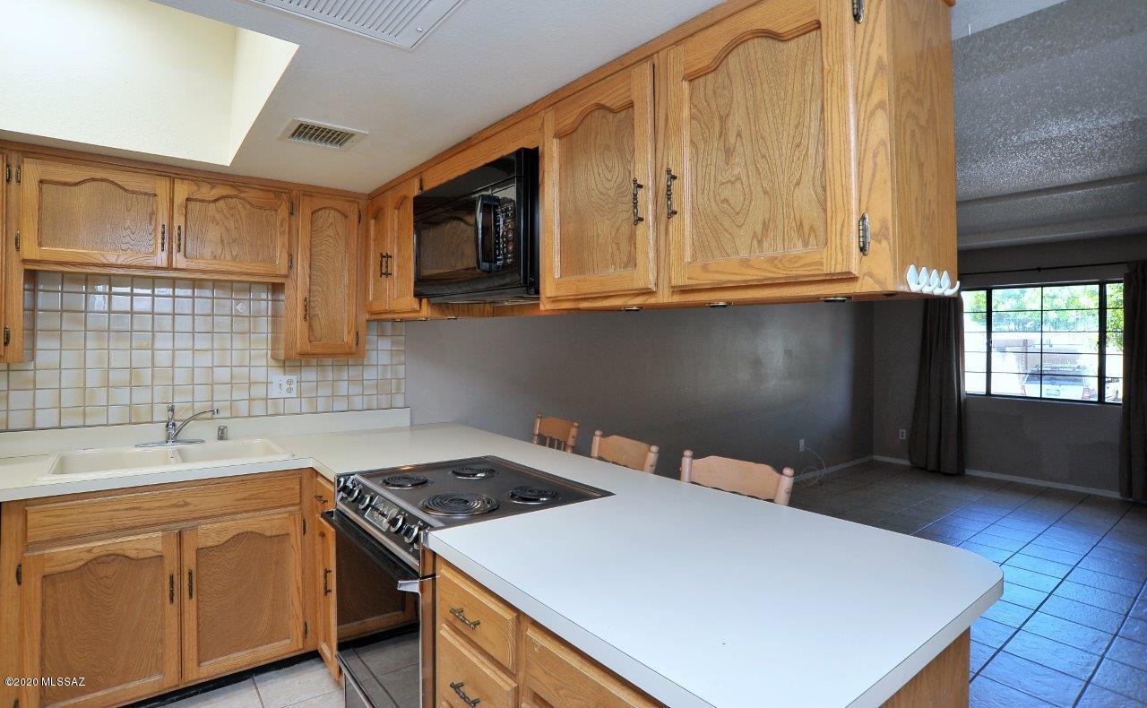 Twelve Hundred River Rd Condos - Residential