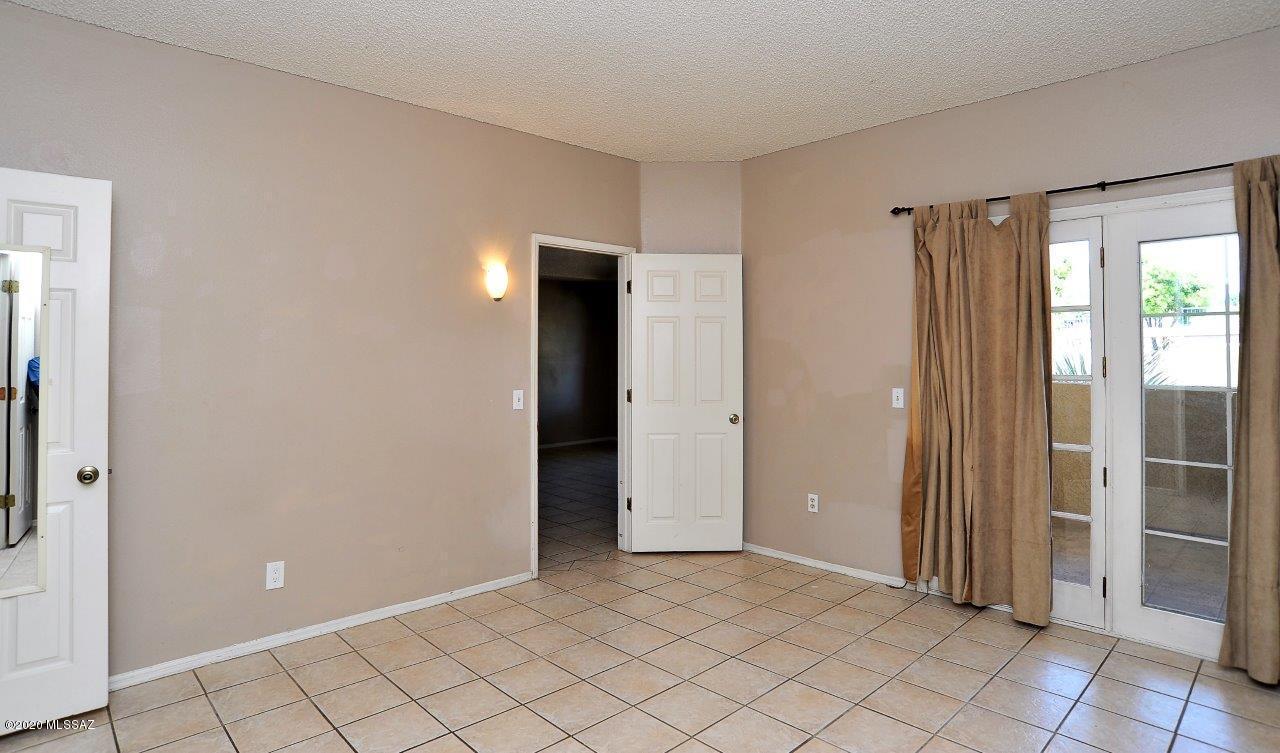Twelve Hundred River Rd Condos - Residential