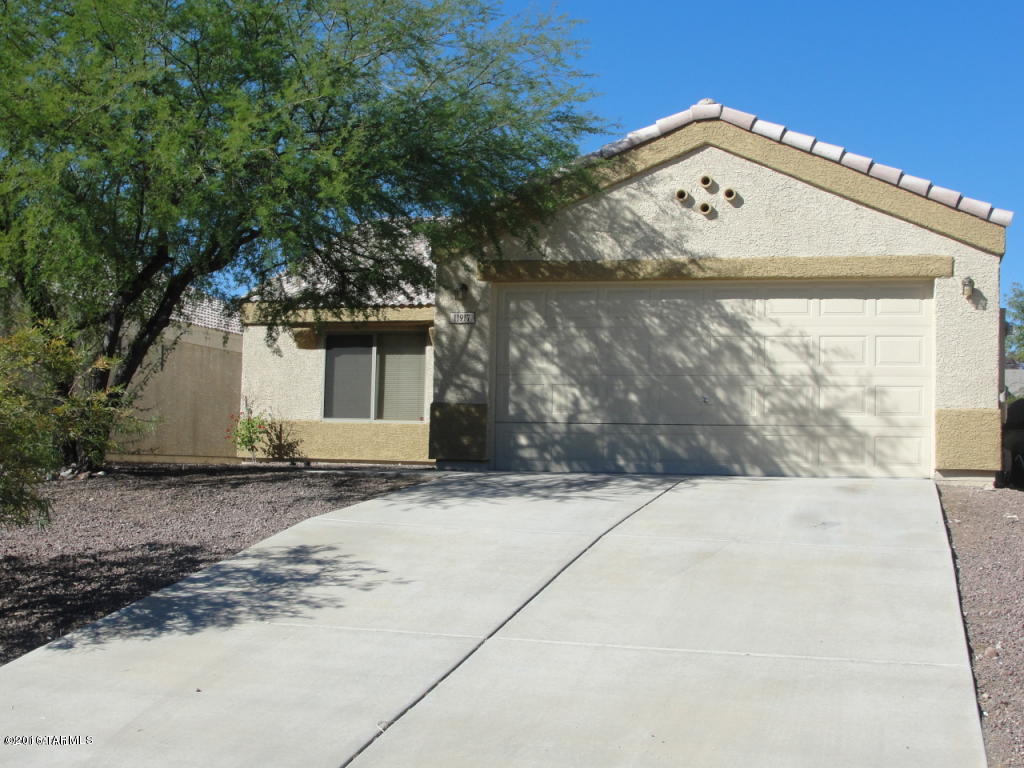 CLEAN, Bright and Open!! Tile in living areas, carpet in bedrooms. An arched opening in kitchen wall opens up to the greatroom. Lots of little details that make this home sparkle.