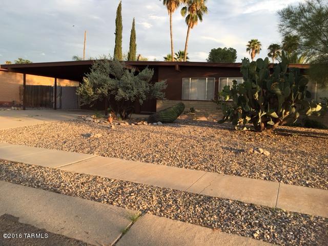 Split 4 bdrms/2 bath spacious home with 2200 square feet with living and family room, completely tiled. Great location with the house being on a cul-de-sac street, close to shopping, medical and Udall Park.