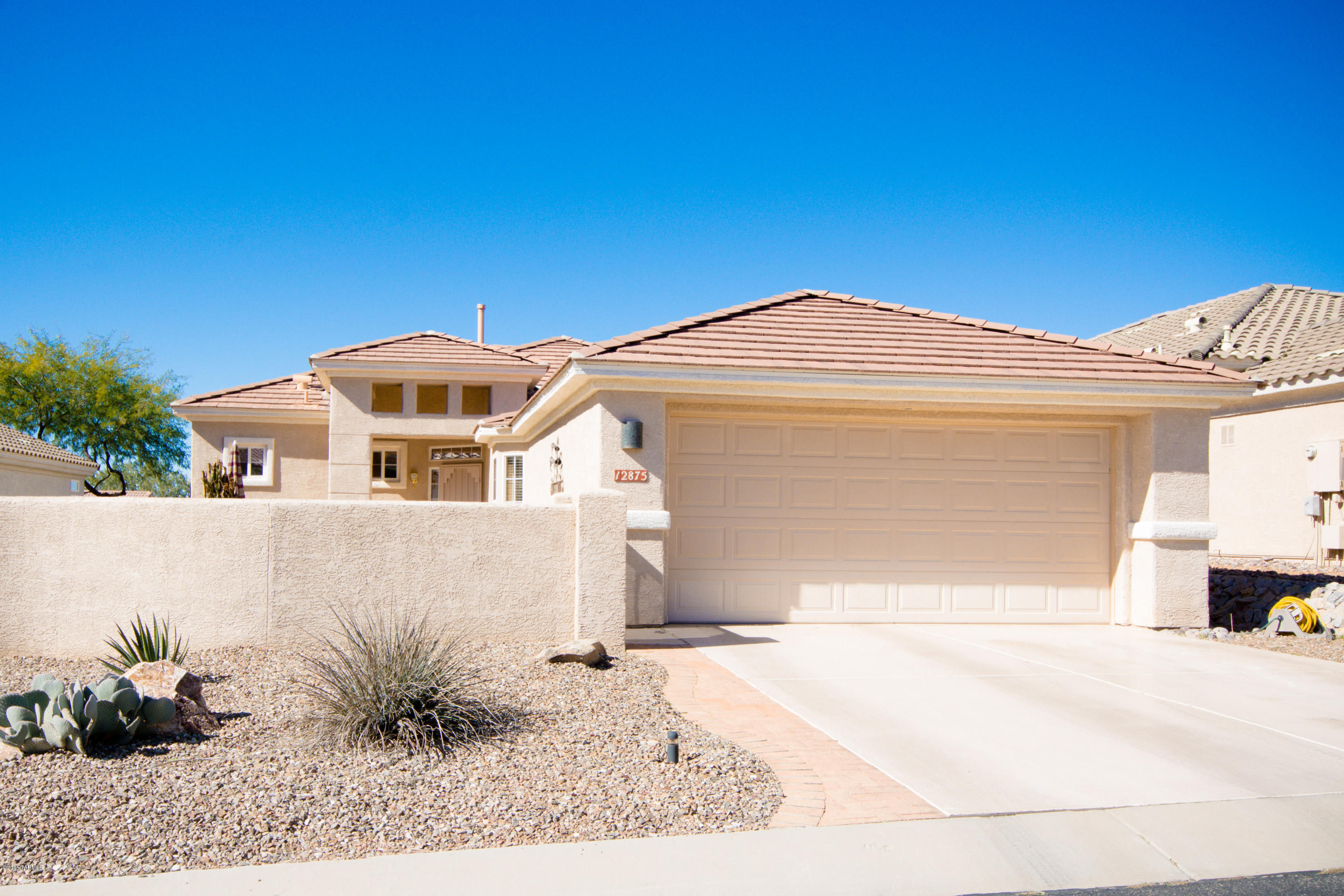 PRICED TO SELL.  This darling Salem model is nestled in a quiet Cul-De-Sac.  This remodeled Gem shows a Perfect Picture of Retirement for anyone. New Tile, Granite Counters, Fresh Paint. Spacious Front Courtyard & Mountain Views From The Back. Backs To A Wash With no homes directly behind. The Highlands is an active adult playground complete with world class golf course, tennis, pickleball, pools, clubhouse, restaurant/bar, activities beyond compare.  Nestled near the tortolita mountains this location gives ample hiking and biking right in your own backyard.