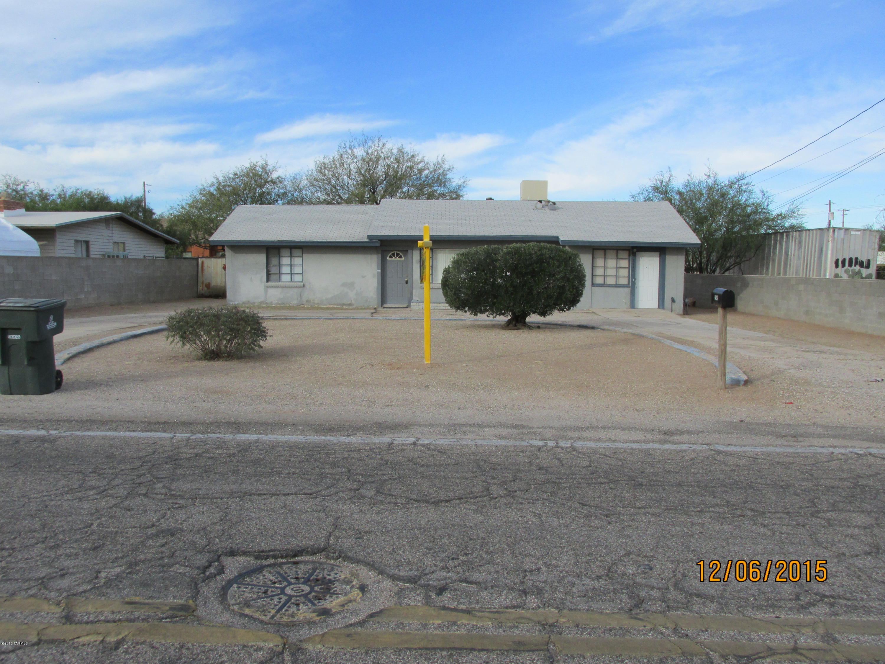 Great Location ! Great opportunity ! This 2 Br 1Ba plus studio needs TLC and some fix up to be a great property, Studio has full kitchen, property is being sold in 'as is condition. Investors don't miss this one! Separately metered for electric & gas. Landlord pays water. No SPDS or CLUE , seller never occupied this property.
