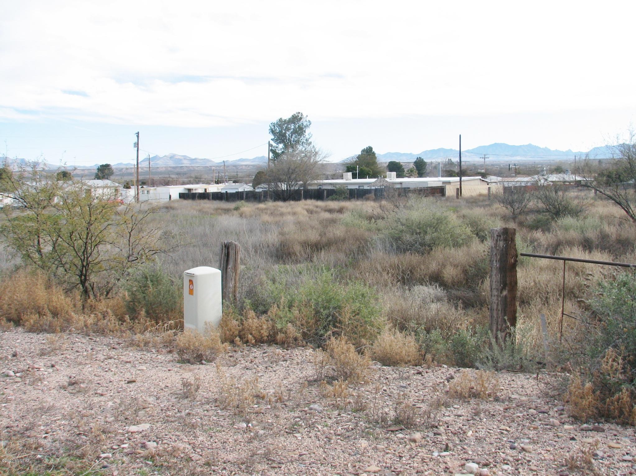 Corner Lot - .90 acres m/l at Lake Drive and Barbara St.  City Utilities on three sides.   Zoned R-3 for multi-family housing or a really nice large home site !  Site built or Manufactured Homes allowed ! Paved street, curbs, nice !!