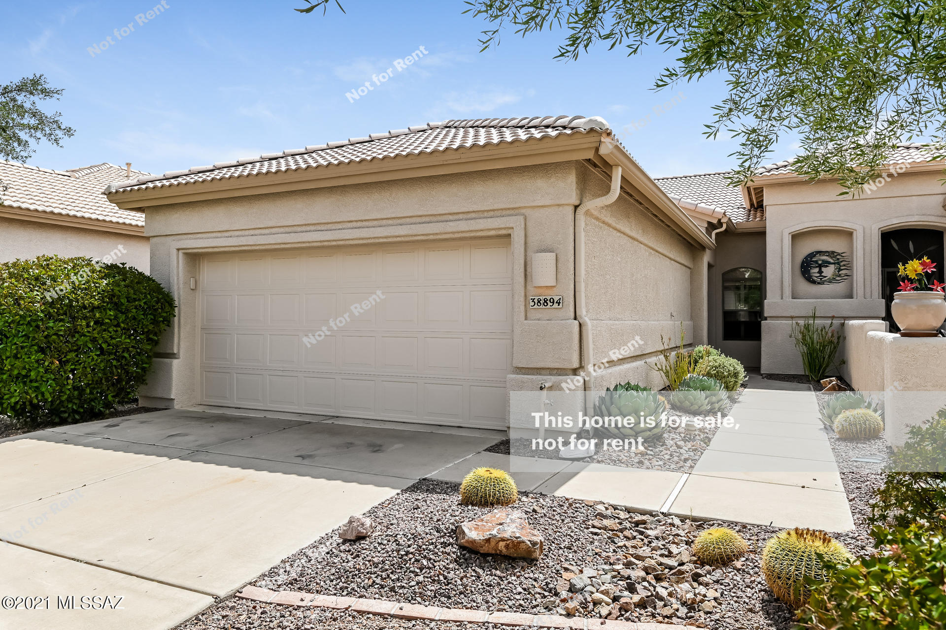 This Tucson one-story home offers granite countertops, and a two-car garage. This home has been virtually staged to illustrate its potential.