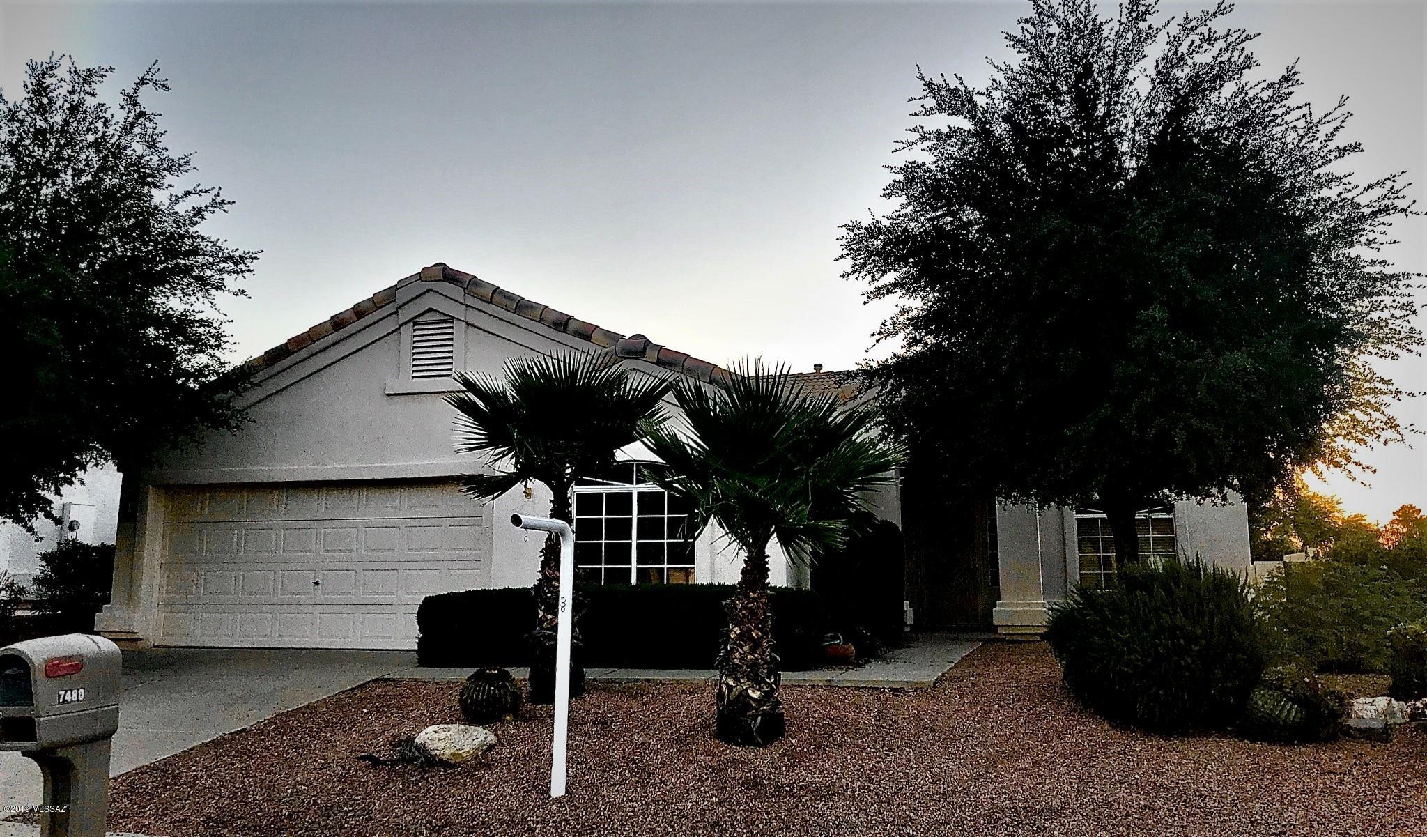 Spacious 4 bedroom 2 bath, with a  Formal Dining, or possible Office. Master Bedroom has its individual Bathroon and walk-in closet. Beautiful backyard that is ready to entertain. Residence is very conveniently located near many shopping plazas including premium stores and the new Ina and I-10 exit. Home has a great layout including a two car garage. Available NOW!! 
Termite Warranty in place.