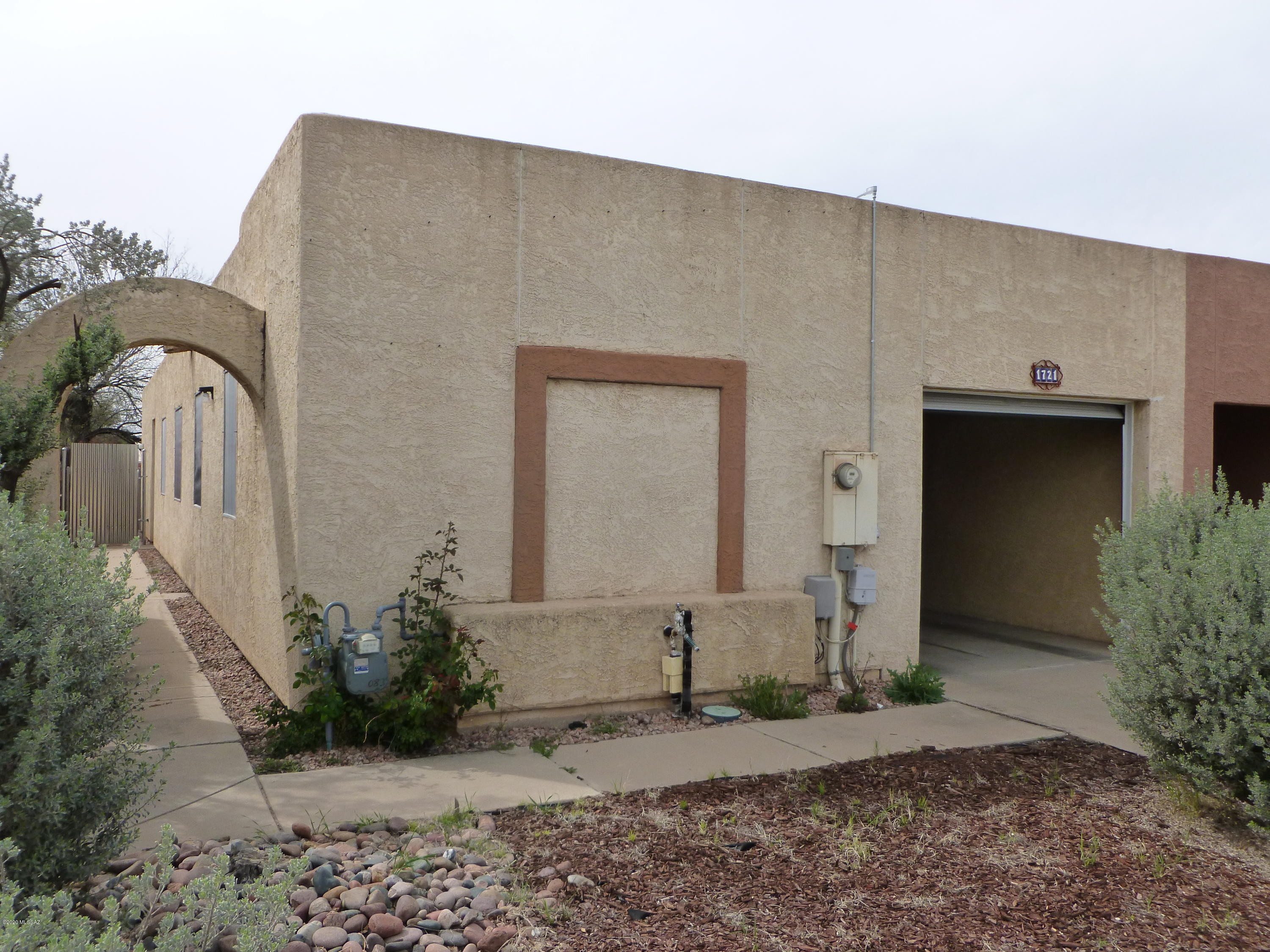 Total renovation 2 years ago. New HVAC, laminate flooring, 6 ceiling fans, 2 skylights. Nice back yard with orange tree and irrigation.Garage door with remote entry. Storage room in garage, Tucson Medical center less than a mile away. Trader Joes and Crossroads Mall very close by. (Grant and Swan).