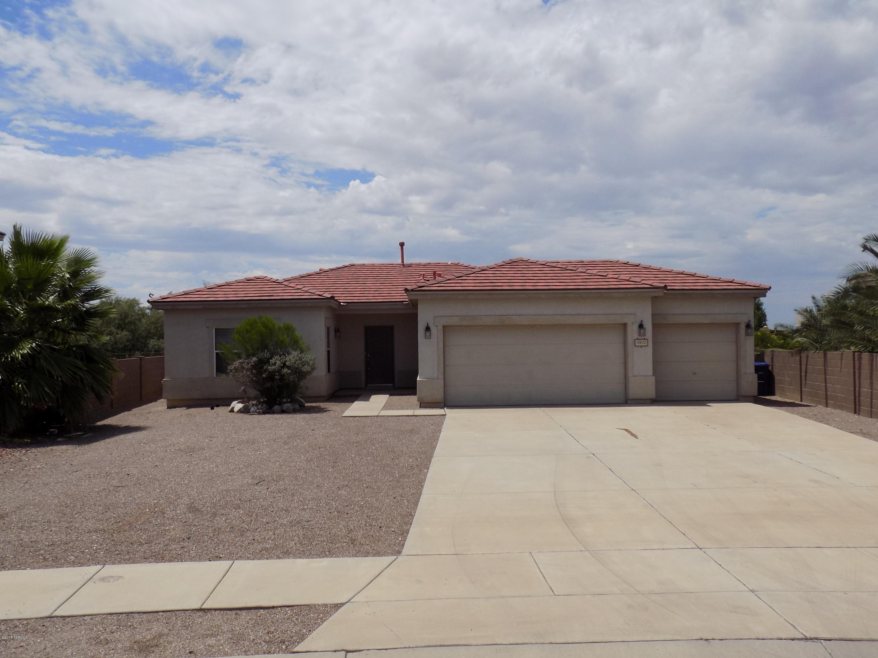 You won't believe the patio on this one! Oversized extended patio over looks Del Lago golf course 13th Green and pond area! PRIVATE!! Side yard has storage shed, in case the 3 car garage isn't quite enough space! Over 2000 sq ft of home with spacious great room concept, kitchen with Corian counters, 42'' upper cabinets, breakfast nook area and island! 3 bedrooms and a den! Master bath has dual sinks vanity, walk in closet. Gas fireplace in greatroom. Come see and make your offer today!