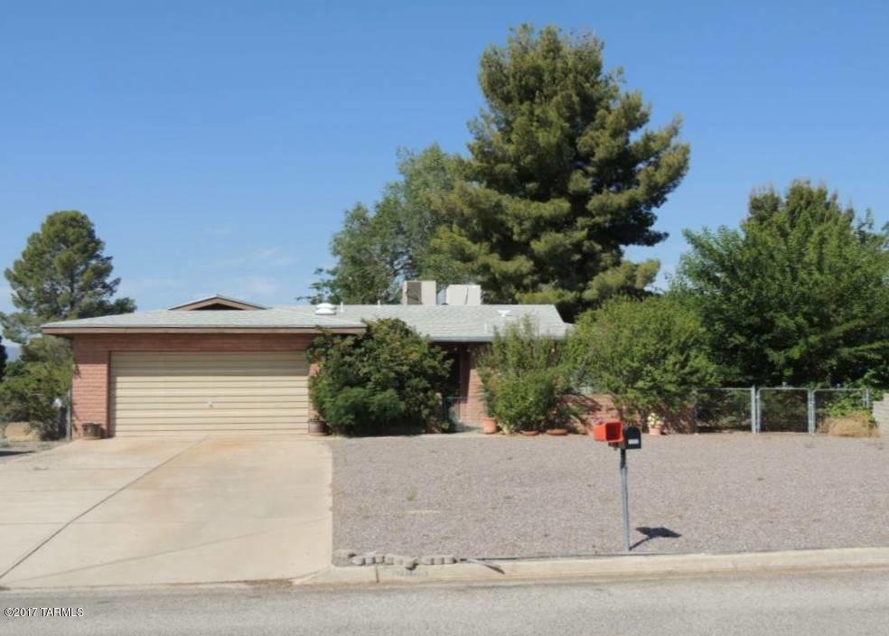 BEST priced home in Sunsites at only $40 per square foot! 3 Bed / 2 Bath, 1900 sq feet on a 0.37 acre (16,117 sq ft) LOT! The back yard has chain link fencing.  Great potential on this one.  Needs updating and some TLC but has a huge upside!  Large 2-car garage with space for a workbench.  Geneva Street is one of the nicest streets in Sunsites with well maintained homes. The backyard backs up to green space so no neighbors in your back yard. PEARCE/SUNSITES is an attractive community of 1,500 people.  A medical clinic and a fire and rescue department are always ready if needed. A convenience store, 2 dollar stores cafe, library, churches and a newer community center are accompanied by many diverse businesses.  Come enjoy the quiet life in a small town!
