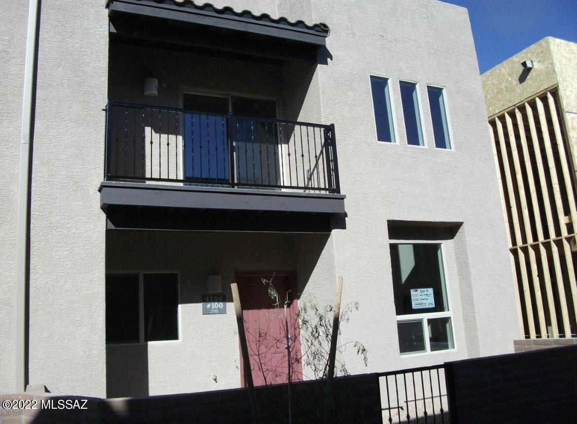 Look at this 3 Beds 3 baths house in a great Location. Enjoy 9' to 17' soaring ceilings, granite countertops, stainless steel appliances, maple cabinets, ceramic tile. Paver drives and sidewalks complete the attractive curb appeal in this community. Refrigerator and blinds come included! Just 1 block south of Tucson Mall and quick commute to U of A and I-10! Community pool!