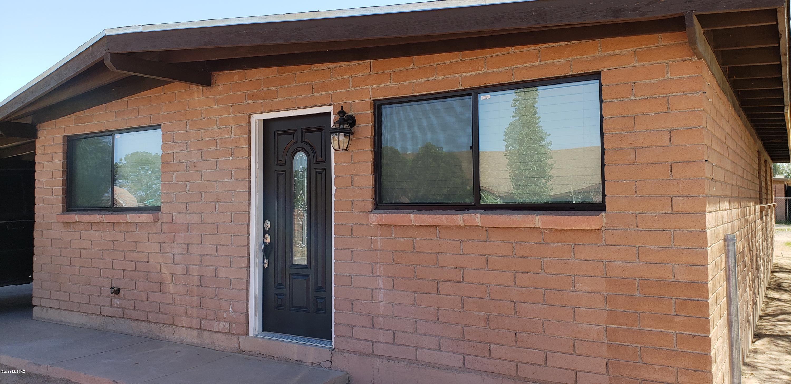 BEAUTIFLY  REMODEL HOME! NEW WATER HEATER, CARPET, TILE, ROOF AND ELECTRIC PANEL.  CLOSE TO I-19 AND SHOPPING CENTER. EXCUSE THE DUST HOUSE IS STILL BEING WORKED ON.