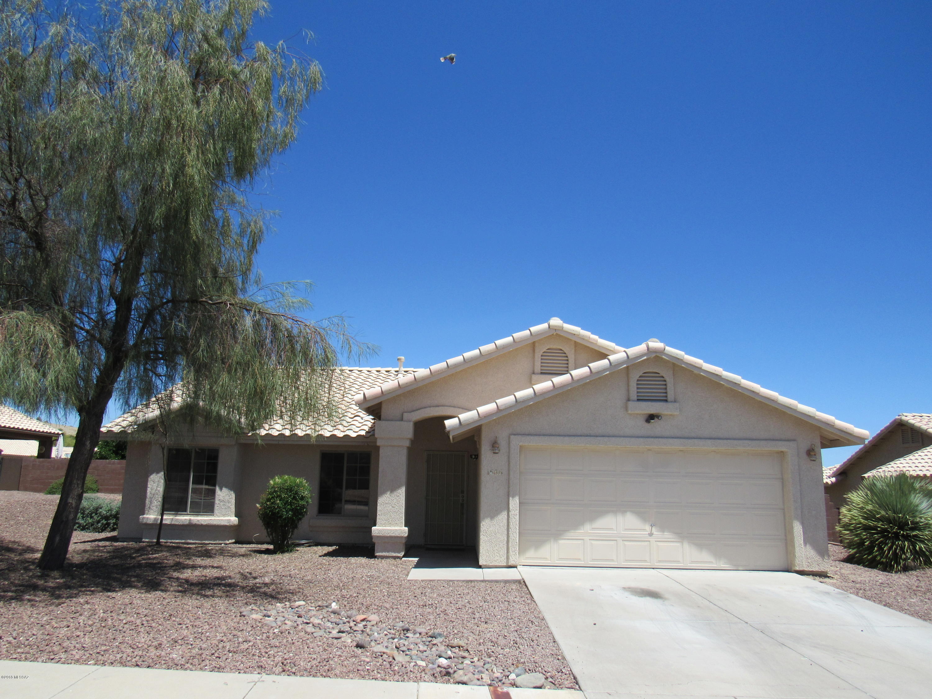 Great 3 bedroom, 2 bath home with a HUGE yard, all wood laminate and tile throughout, fruit trees out back, extended paver patio, peak-a-boo mountain views from the front, located in an awesome subdivision, fresh paint inside home, move-in ready and priced to sell!