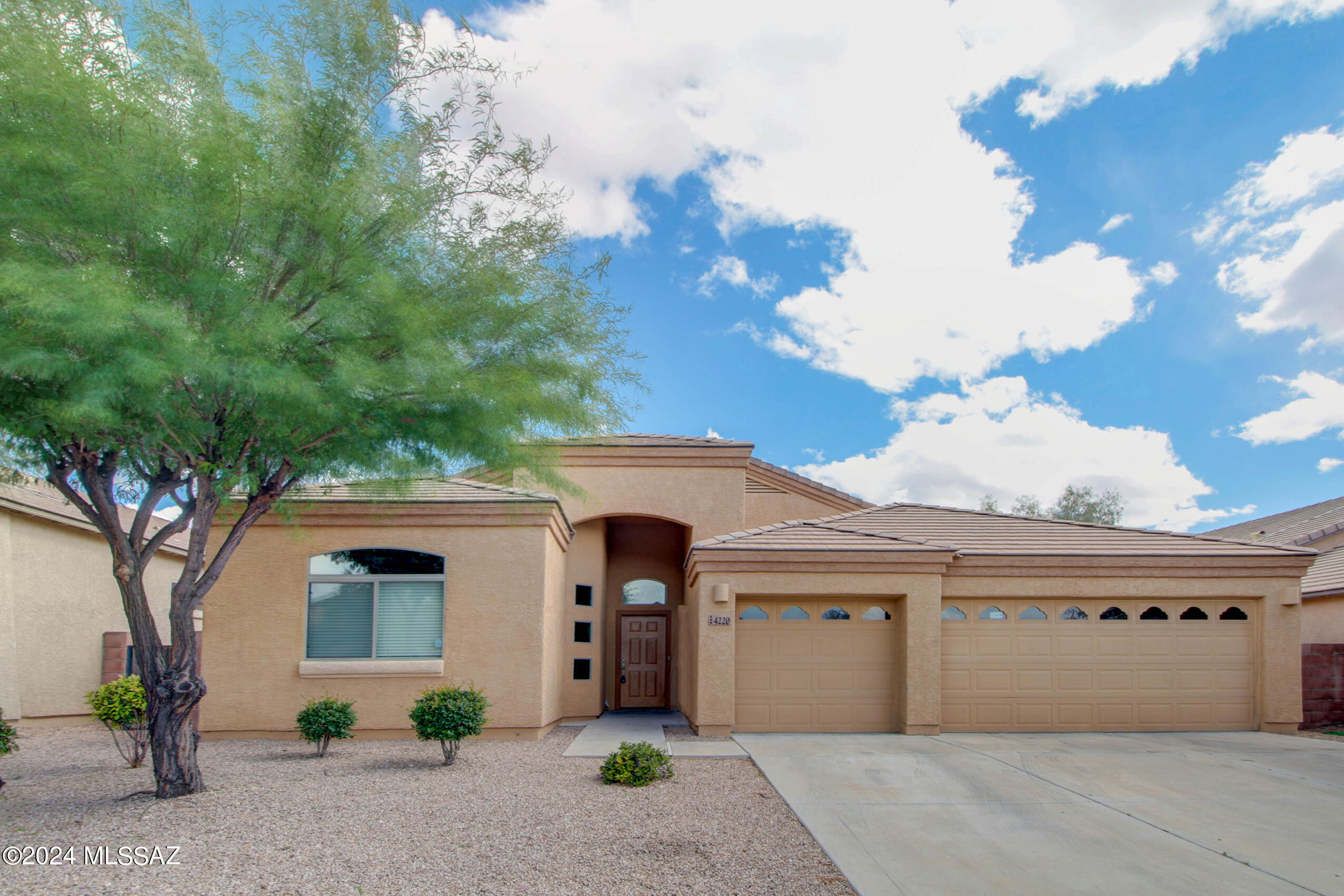 Beautiful 4bedroom/2bath home. Features: 3 car garage, granite countertops, washer and dryer hookups and much more! Close to I-10 and I-19