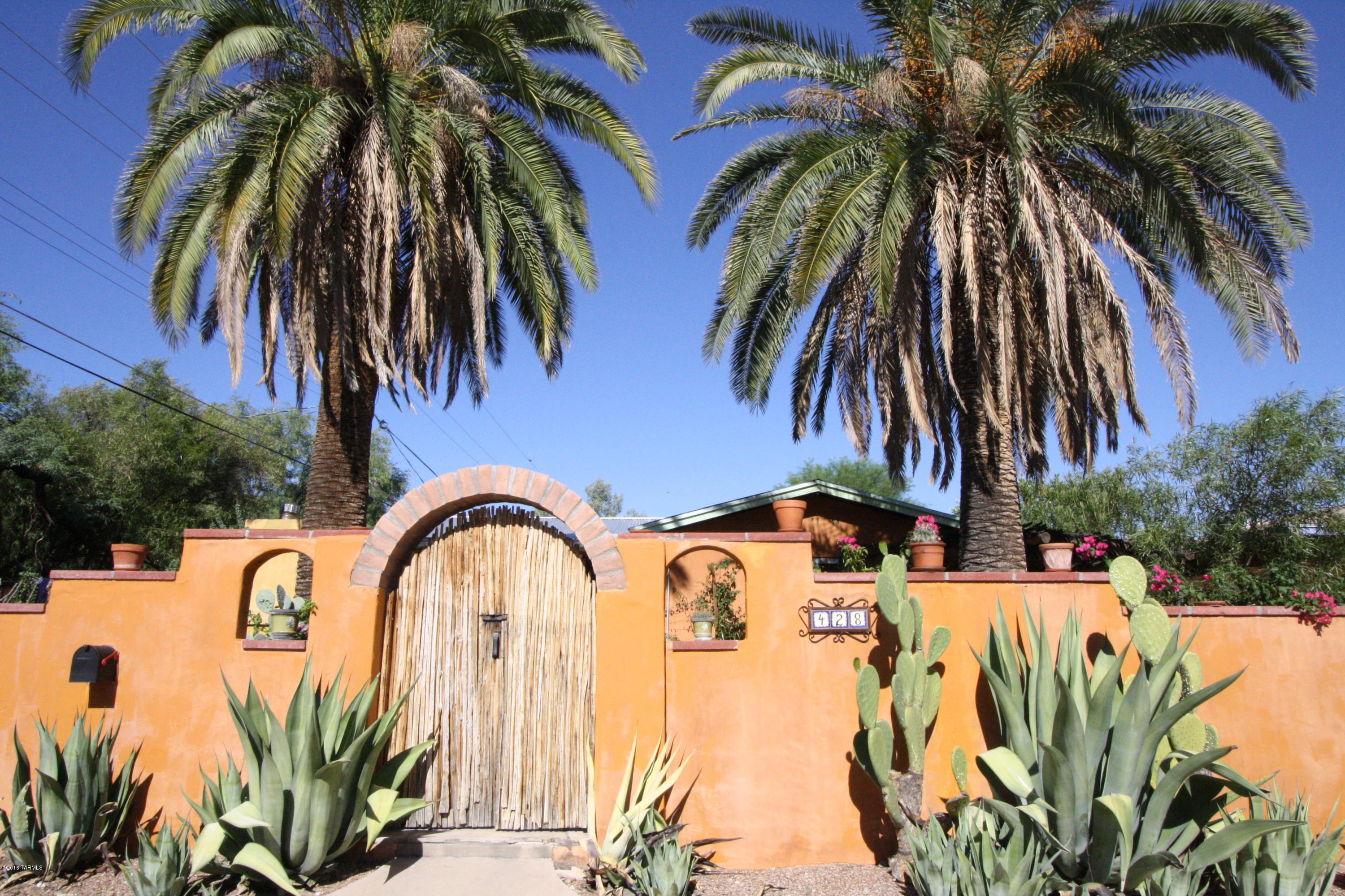 Walk to U of A from this charming 1bdr/2ba home!
Fully furnished w/Southwest style and design, minutes to campus, shared pool in backyard with utilities included!