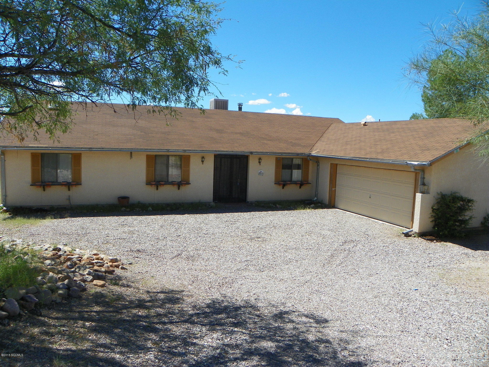 Very nice well cared for 3 BR 2 bath block home in Estates 10 of Rio Rico. Additional lot to the West available separately. Home was built by Scott Pottinger. Large bedrooms, living room and family room, open kitchen. Must see!