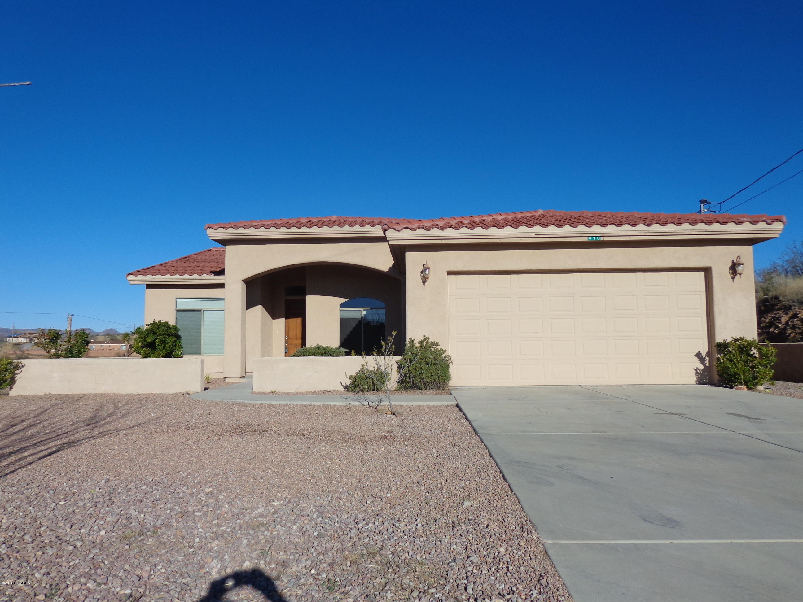 Beautiful 3 bedroom home, 2 1/2 Bath, open Floor plan, Lg. Windows plenty of sunlight, high ceilings, Lg. Covered patio, plenty of closet space, nice spacious bathrooms Double sinks in both bathrooms, great corner lot, beautiful mountains view .