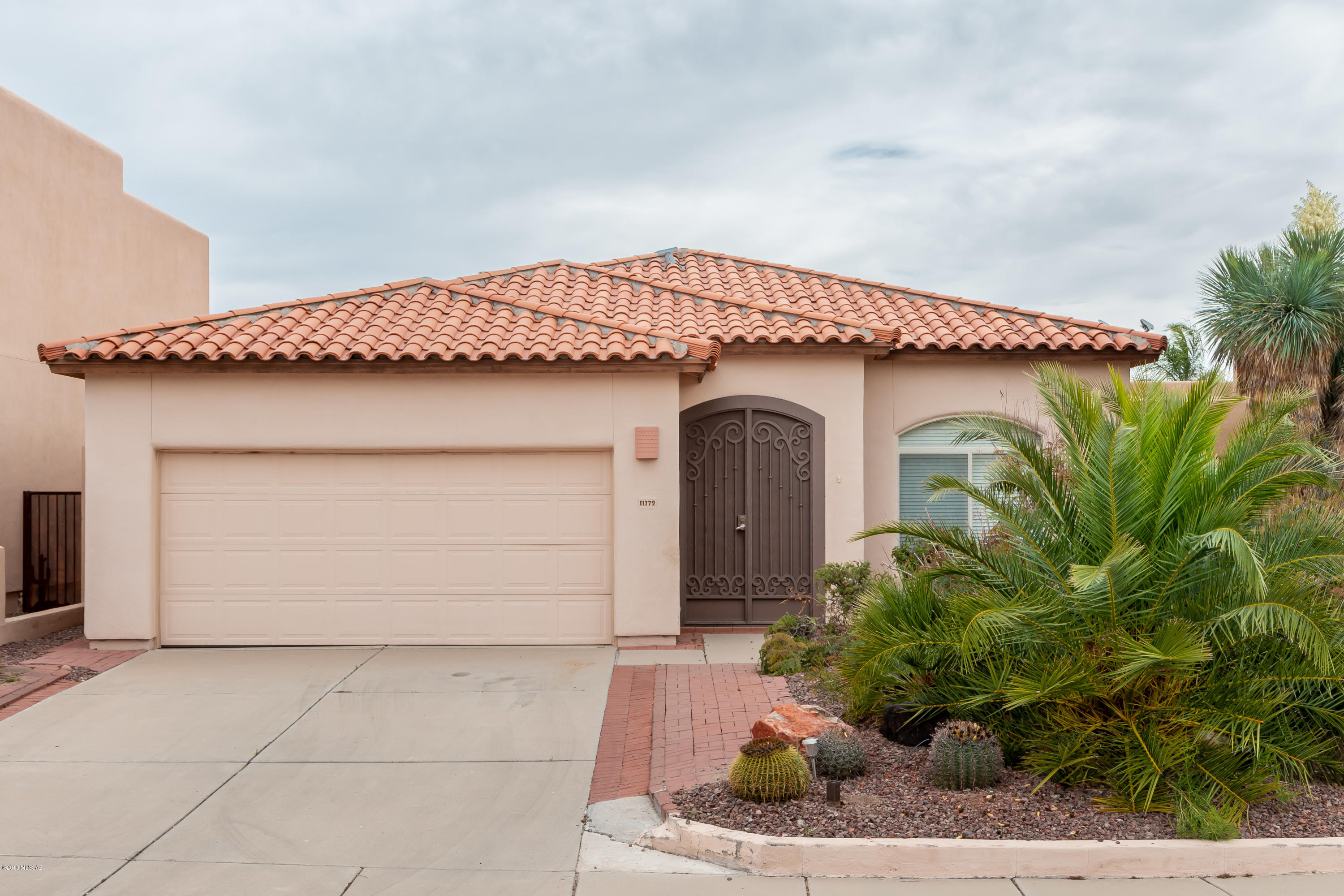 Nestled in the Oro Valley neighborhood of Copper Creek, this Charming 3 bedroom, 2 bathroom is move in ready. Spacious master bedroom has a very large walk in closet. Large kitchen with island and custom cabinet unit. Backyard has garden areas to grow plants, vegetables or citrus trees. Just minutes to golf course, parks, hospital & Oro Valley Market Place.