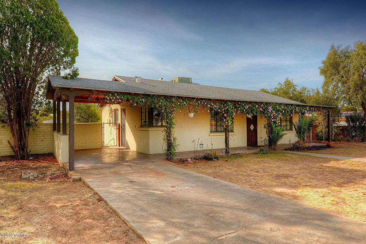 Alvernon Addition 1949 Masonry home, on a massive .31 acre lot! Large front porch faces north with views of the Santa Catalina Mountains! Adorable, 2 bedrooms and 2 bathrooms, with new engineered wood floors & baseboards throughout.Large living area & a timeless and adorable kitchen, outdoor walled patio & lush backyard w/natural desert flora! Great starter home in perfect Central Tucson location!