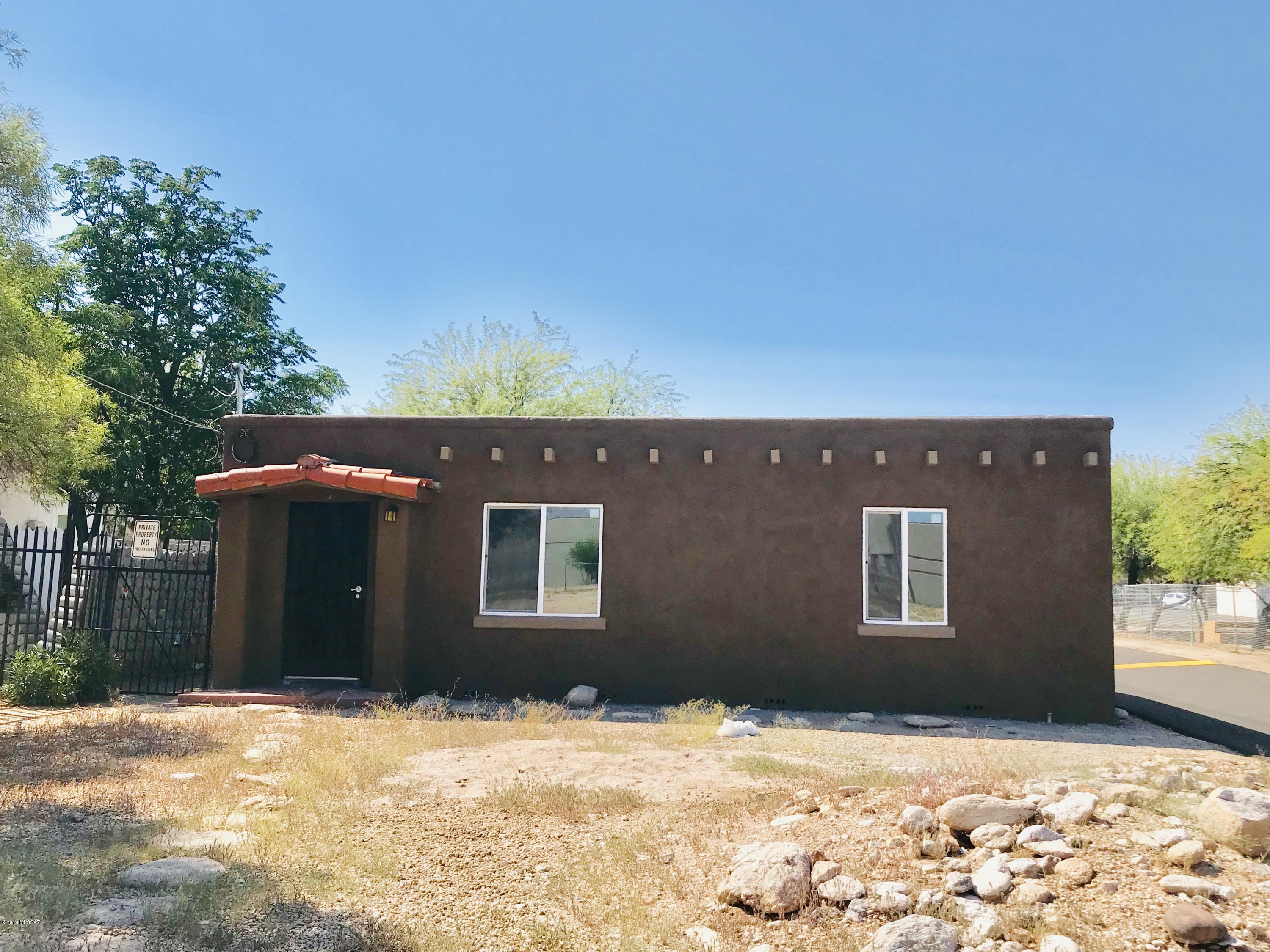 Charming 2 bedroom 1 bath. Great floor plan, conveniently located near shopping and restaurants. This property features updated bathroom and kitchen with new stainless steel appliances, new fixtures and flooring! Also includes dual pane windows. Owner is a licensed Real Estate Agent in the State of AZ.