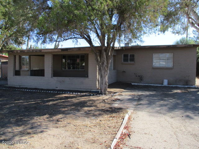 Diamond in the rough! Large home which is fully fenced.  Covered front porch!    Spacious rooms!  Split bedroom plan! 
Living room has  fire place.  Entertaining delight with a huge kitchen which opens up to a huge covered patio!   Backyard has a  mature trees! Storage Shed!