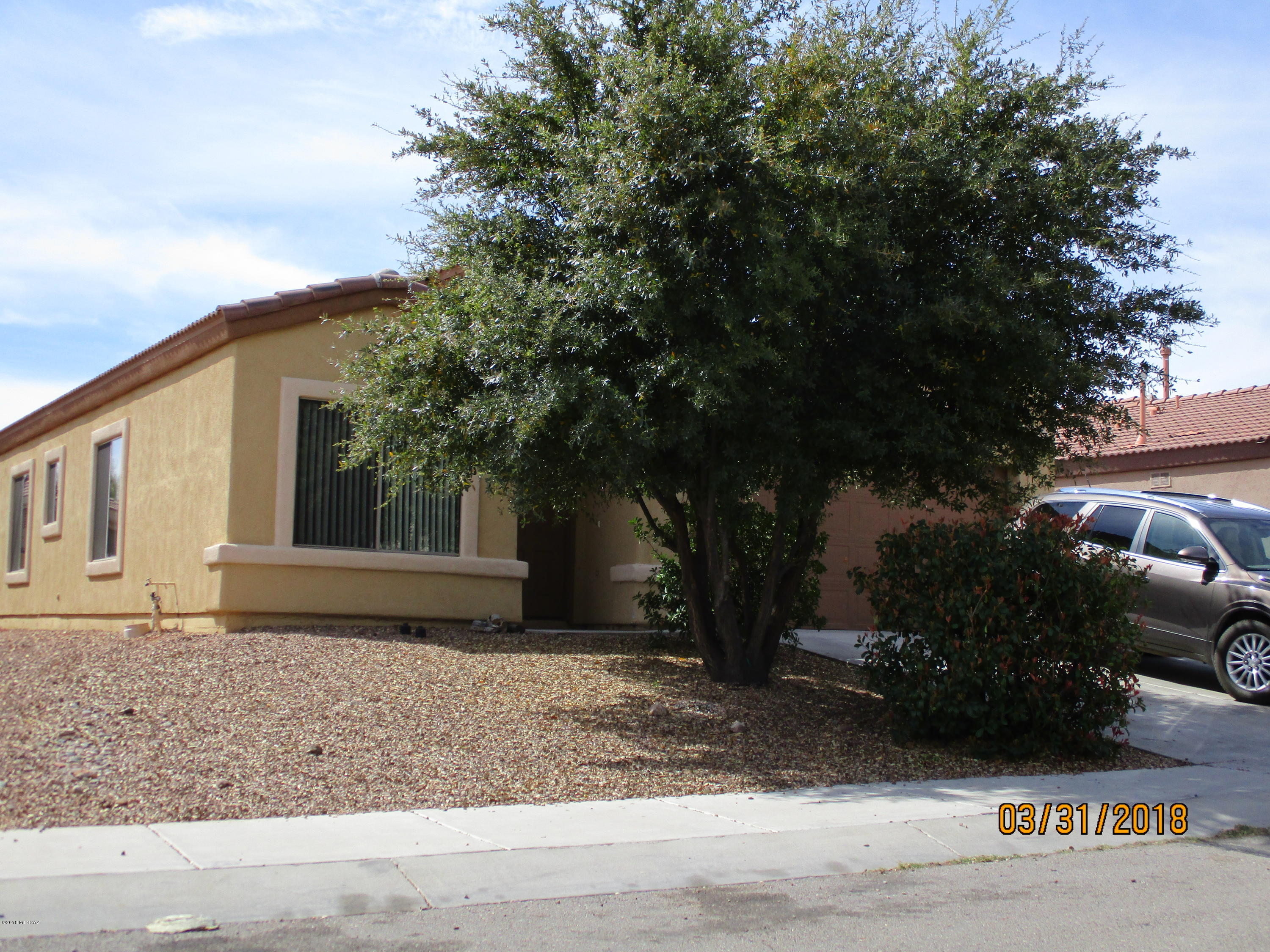 Immaculate and ready to move into! Bright and airy home has space to spare! Large open kitchen great room with granite counters. Enjoy the fabulous amenities that Rancho Sahuarita offers!