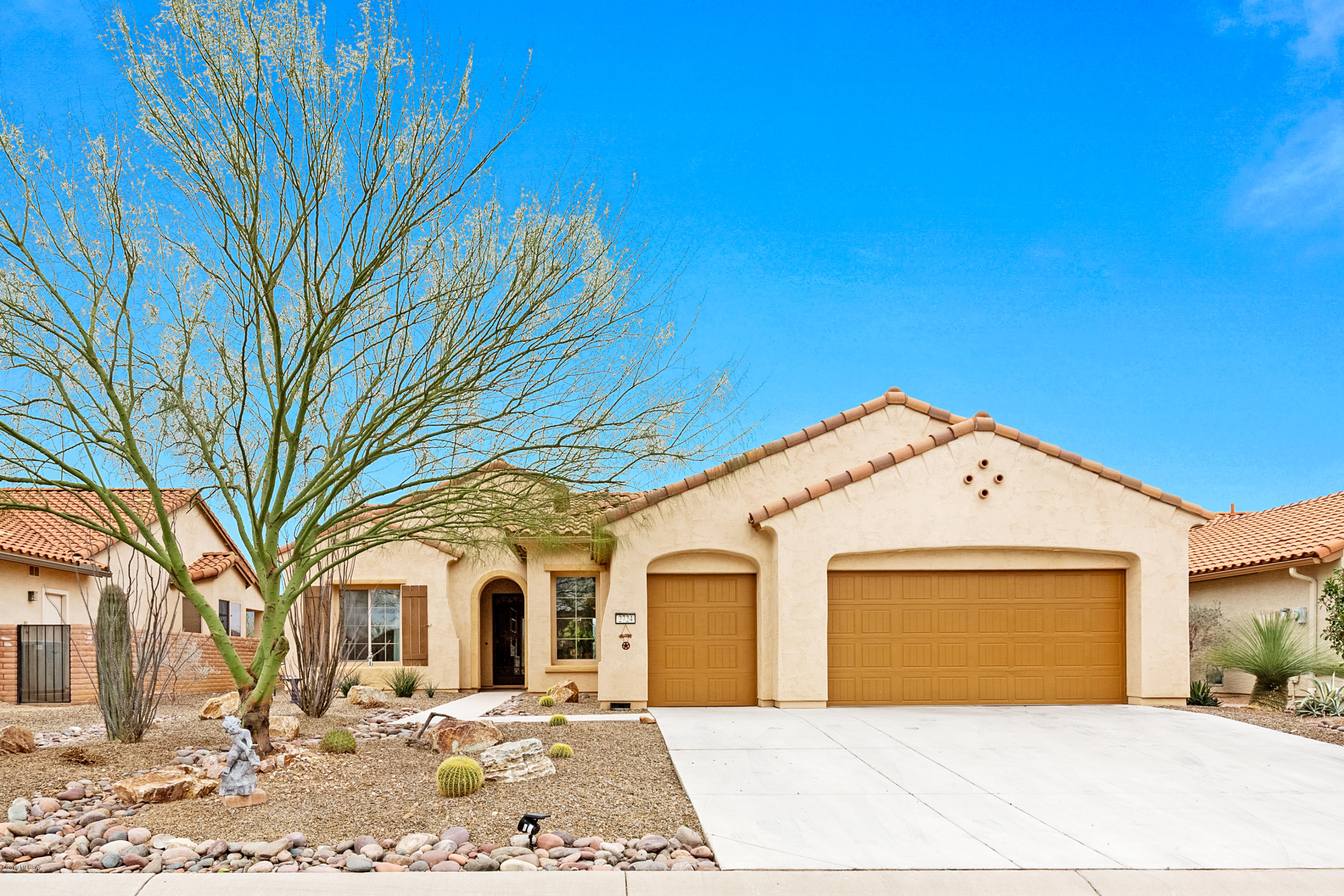 Delightful Medina floorpan in popular Quail Creek & tucked quietly into the southeastern most corner of the community abutting the Santa Rita Ranch. LOCATION, LOCATION, LOCATION.... equates to INCREDIBLE views of mountains, sunsets, sunrises & the gorgeous desert. This lovely home has two generously sized master bedrooms (1 w/Murphy bed) plus a den/studio/office currently used as an art studio with a sink which could easily convert to a wet bar, addln bathroom, etc. Living space is open to the kitchen & the glorious back patio which brings those luscious views inside. The expansive kitchen has granite countertops, lovely upgraded cabinets (& lots of them!!), an island & beautifully custom made cabinet pulls made by a local farrier. The two car extended garage sports a golfcart garage, too!