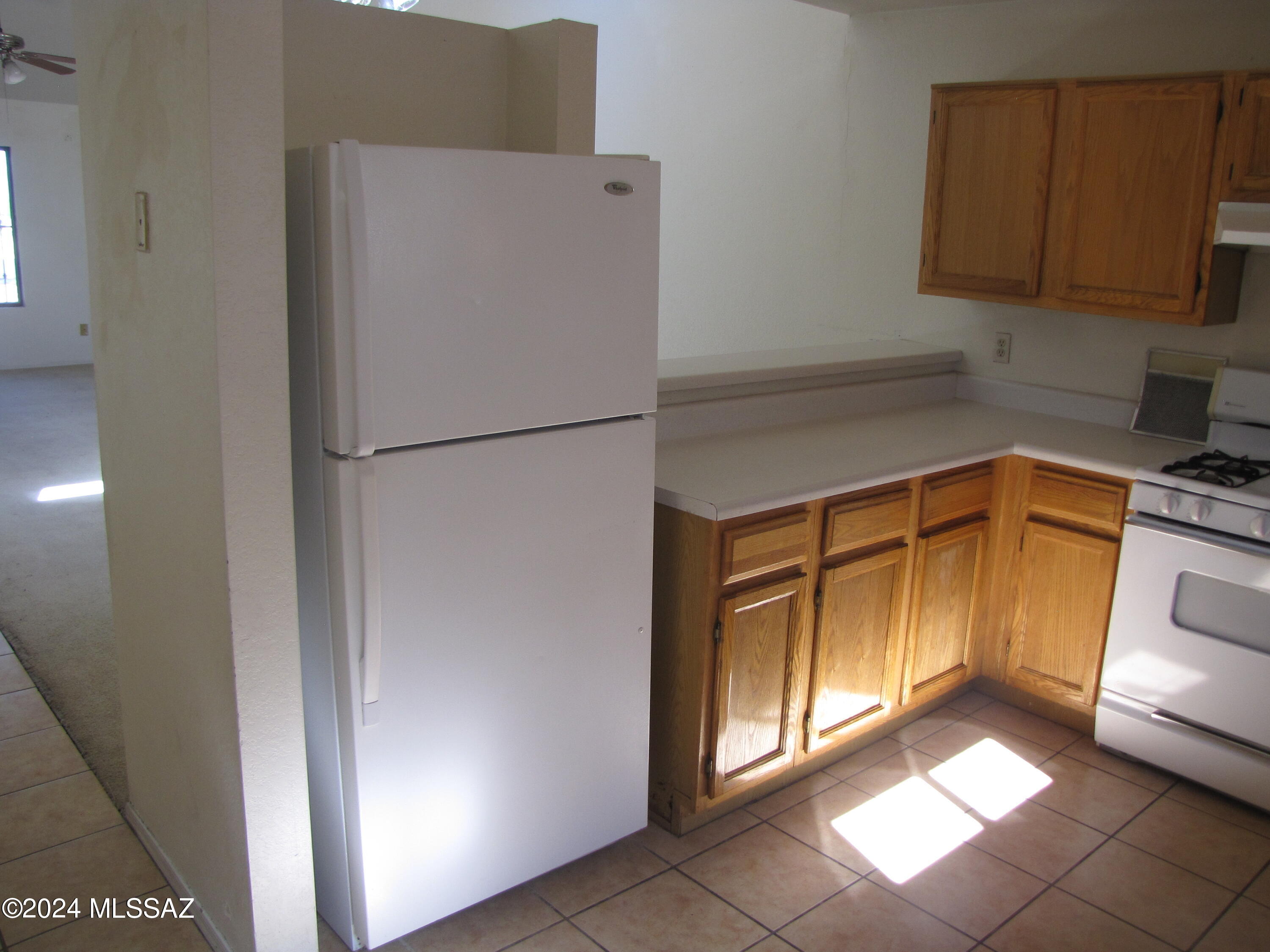 Two story 3 bedroom,  2 bath townhome.  Near Oracle & Glenn.  2 bedrooms, one bath downstairs.  Private bedroom with bath upstairs.  Good size kitchen off great room.  Balcony off upstairs bedroom.  Small patio downstairs.