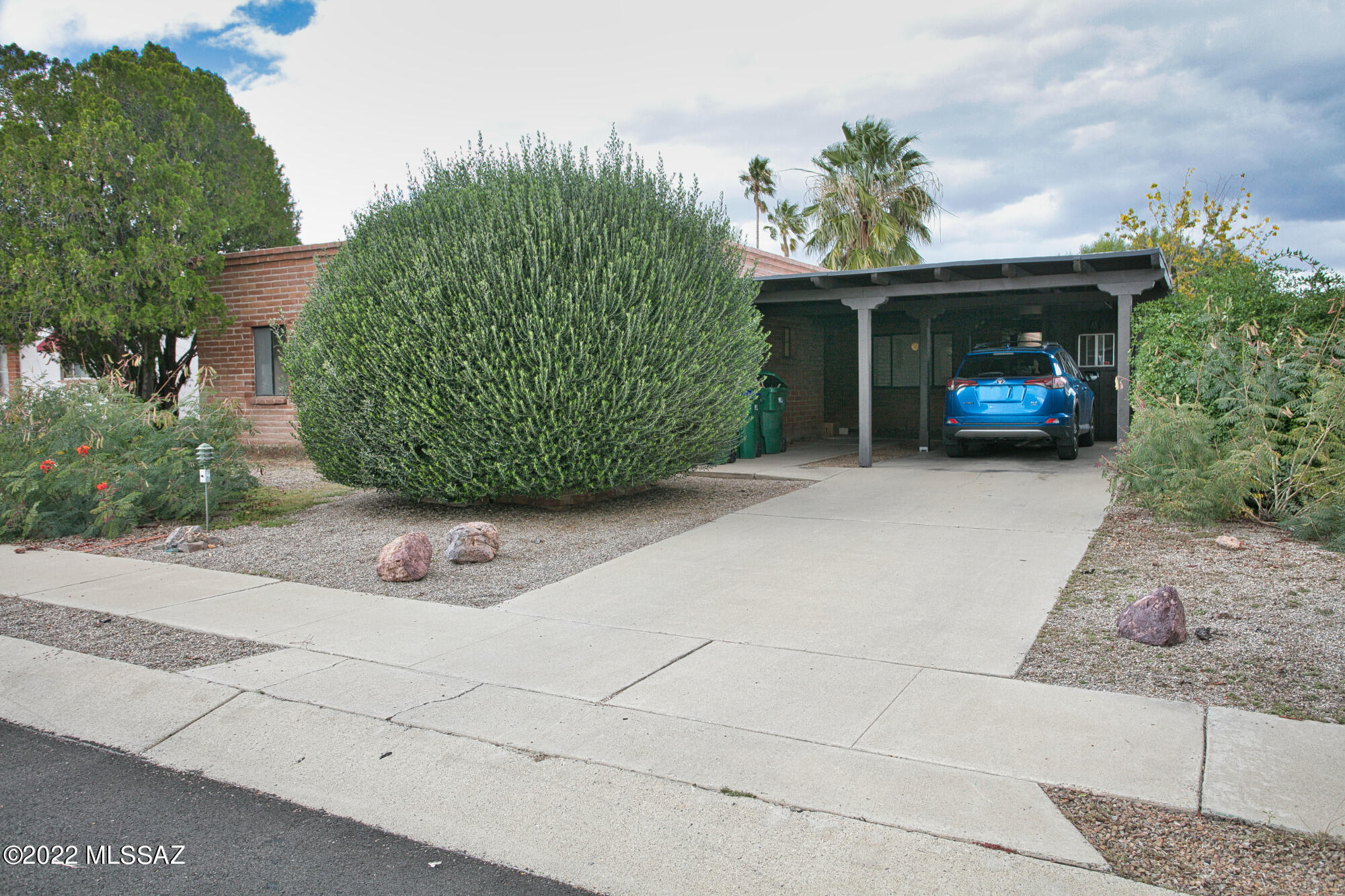 Seller is cleaning personal property out of the house. New pictures will be input once the house is cleaned out. This is located in a great central location of Green Valley. Easy access to shopping, golf, restaurants and the freeway. Nice back yard with ally access. Roof was re-coated in 2019.