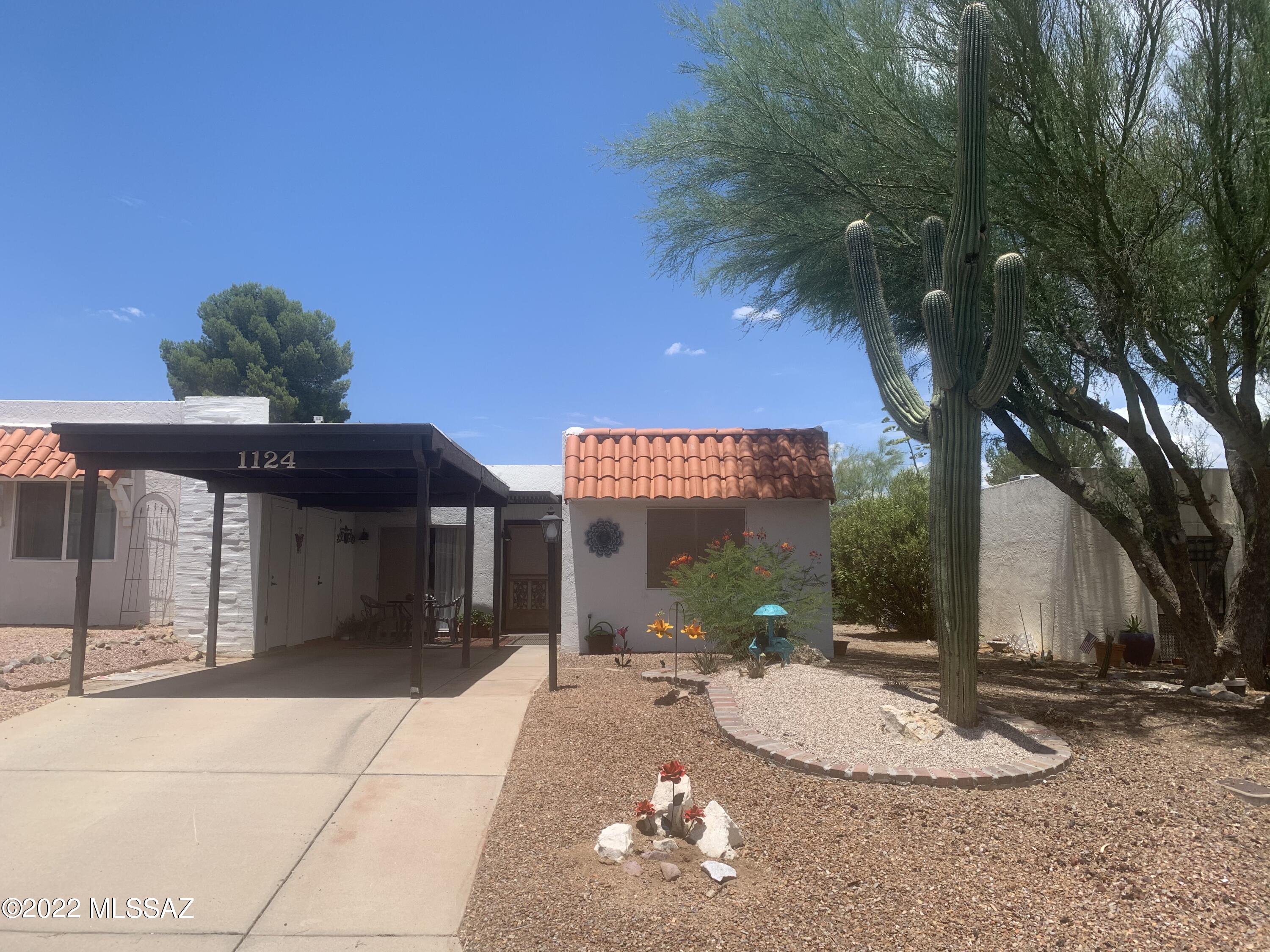 Clean as a whistle 2br 2bath townhouse.  Great location. Close to shopping  Quiet neighborhood.
China Cabinet, Kitchen Table and Guest bed can be included with separate bill of sale.