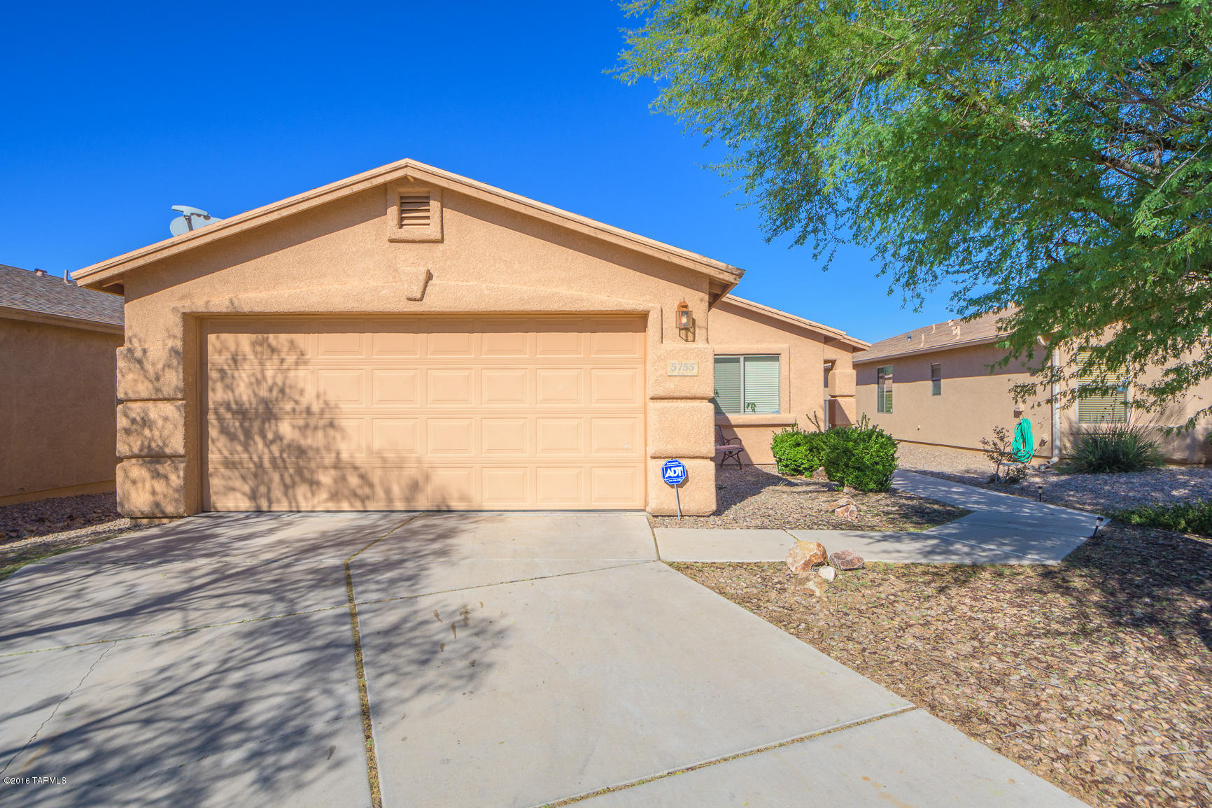 Come move right into this 3bd/2ba conveniently located home just minutes away from Raytheon, Pima Air and Space Museum, Davis Monthan AFB, short drive to U of A, dining and shopping.  Priced right and ready to move!!