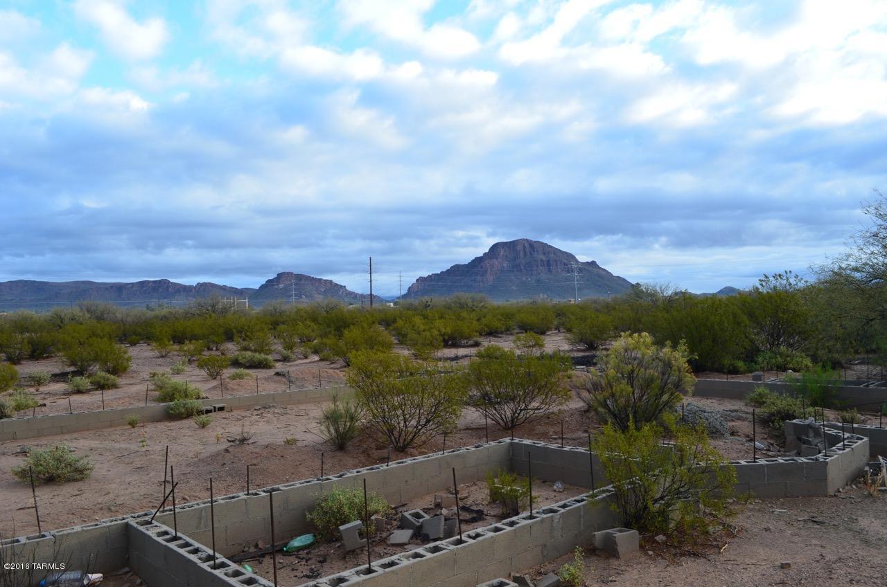5.08 Acres located in southwest Tucson, Arizona. Water, Sewer, Gas & Electric are at property line. Land is flat & usable. Zoned SR: horses allowed. Owner will carry, call for terms.