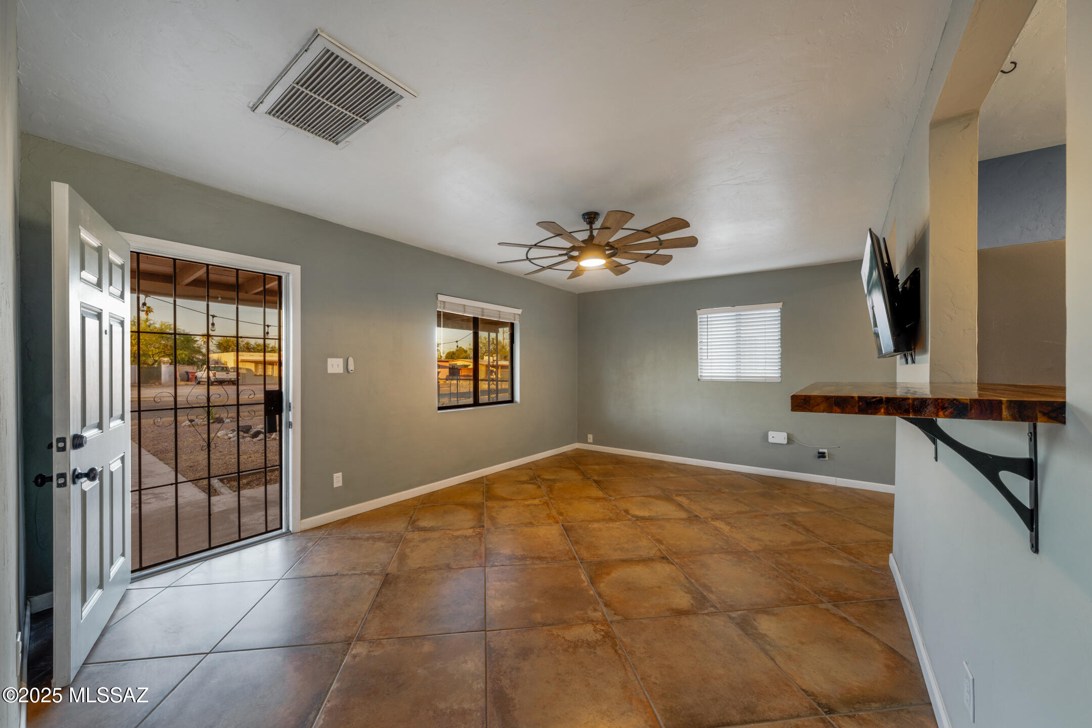 Country Club Manor - Residential