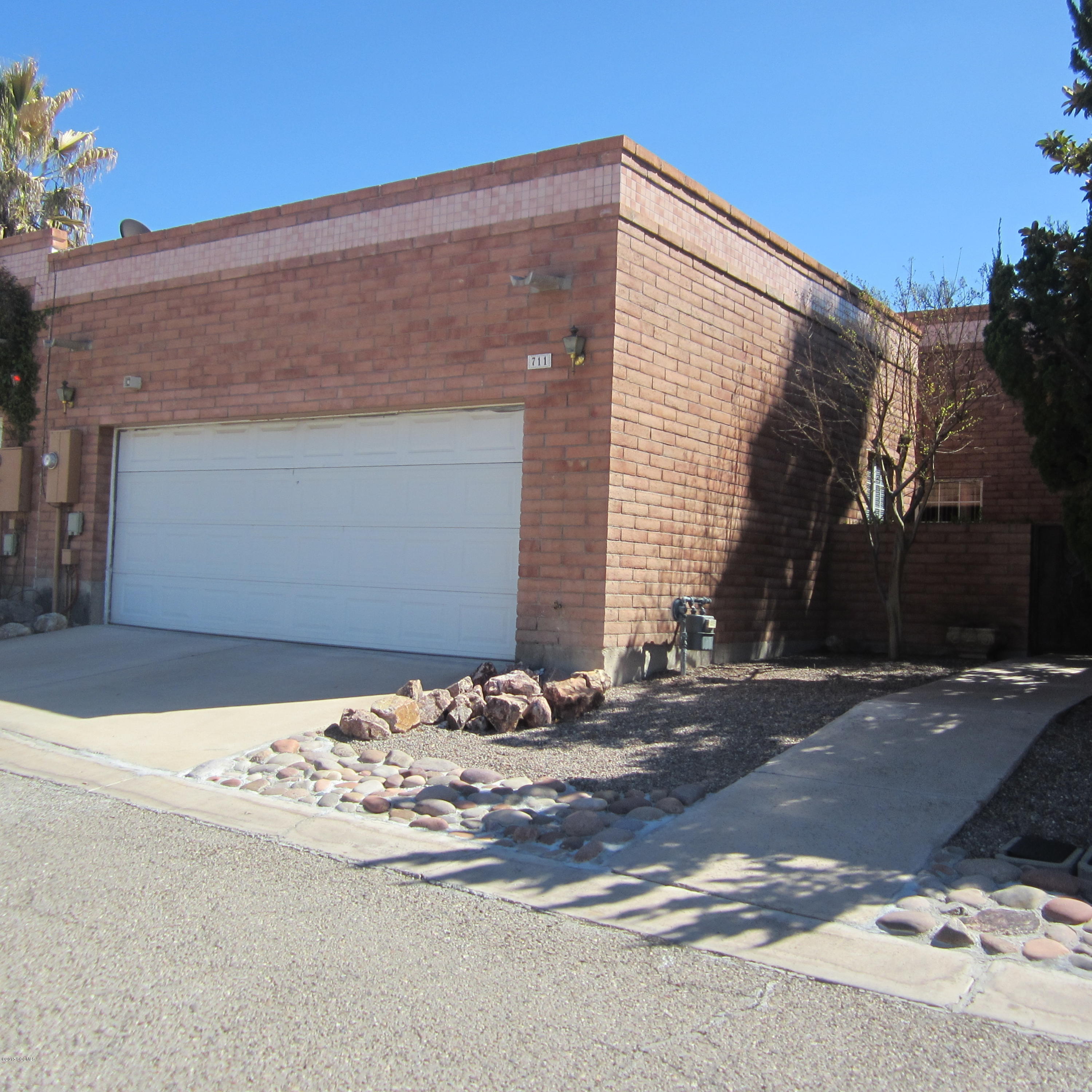 Great Townhouse very centrally located[] 3 bedrooms, 2 bath, Large Great room[] with fireplace